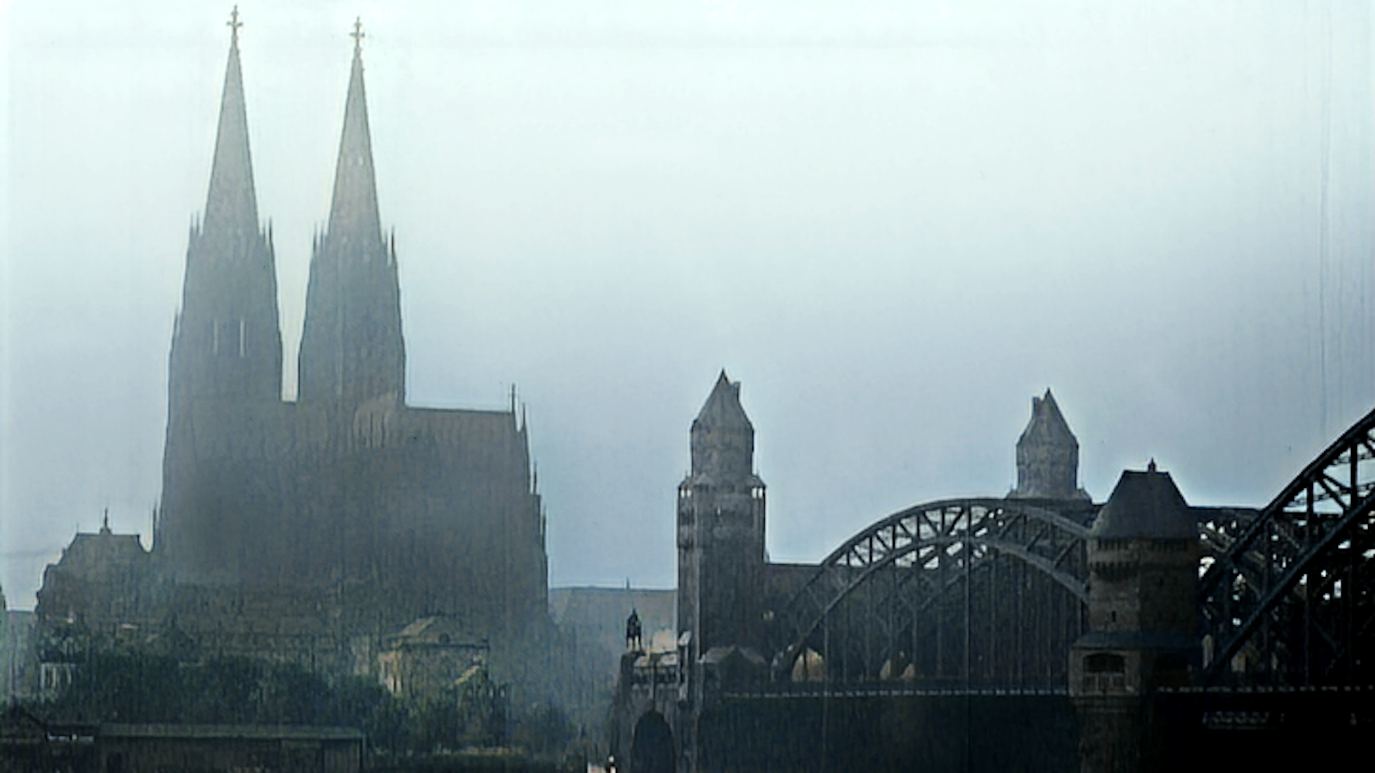 Ein koloriertes Bild von 1916, auf dem der Kölner Dom und die Hohenzollernbrücke zu sehen ist.