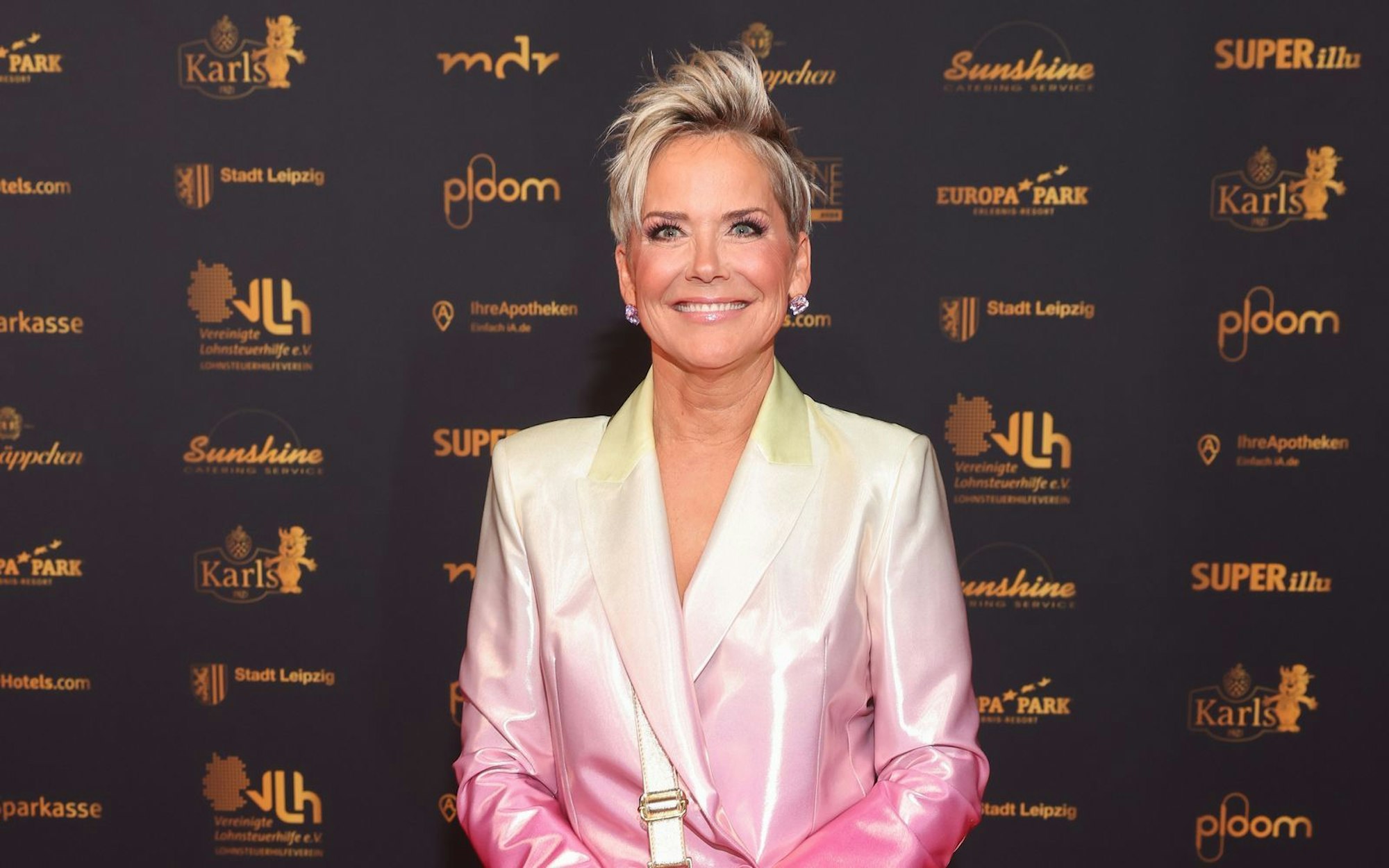 Die „Bauer sucht Frau“-Moderatorin hat eine klare Meinung zu Filtern und dem Retouchieren von Fotos auf Social Media. Im Podcast mit Barbara Schöneberger kritisiert sie ihre TV-Kolleginnen dafür. (Bild: 2024 Getty Images/Gerald Matzka)