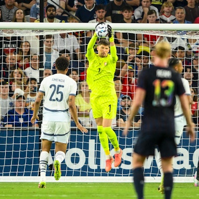Gregor Kobel fängt hoch in der Luft einen Ball, während Damion Downs auf ihn zuläuft.
