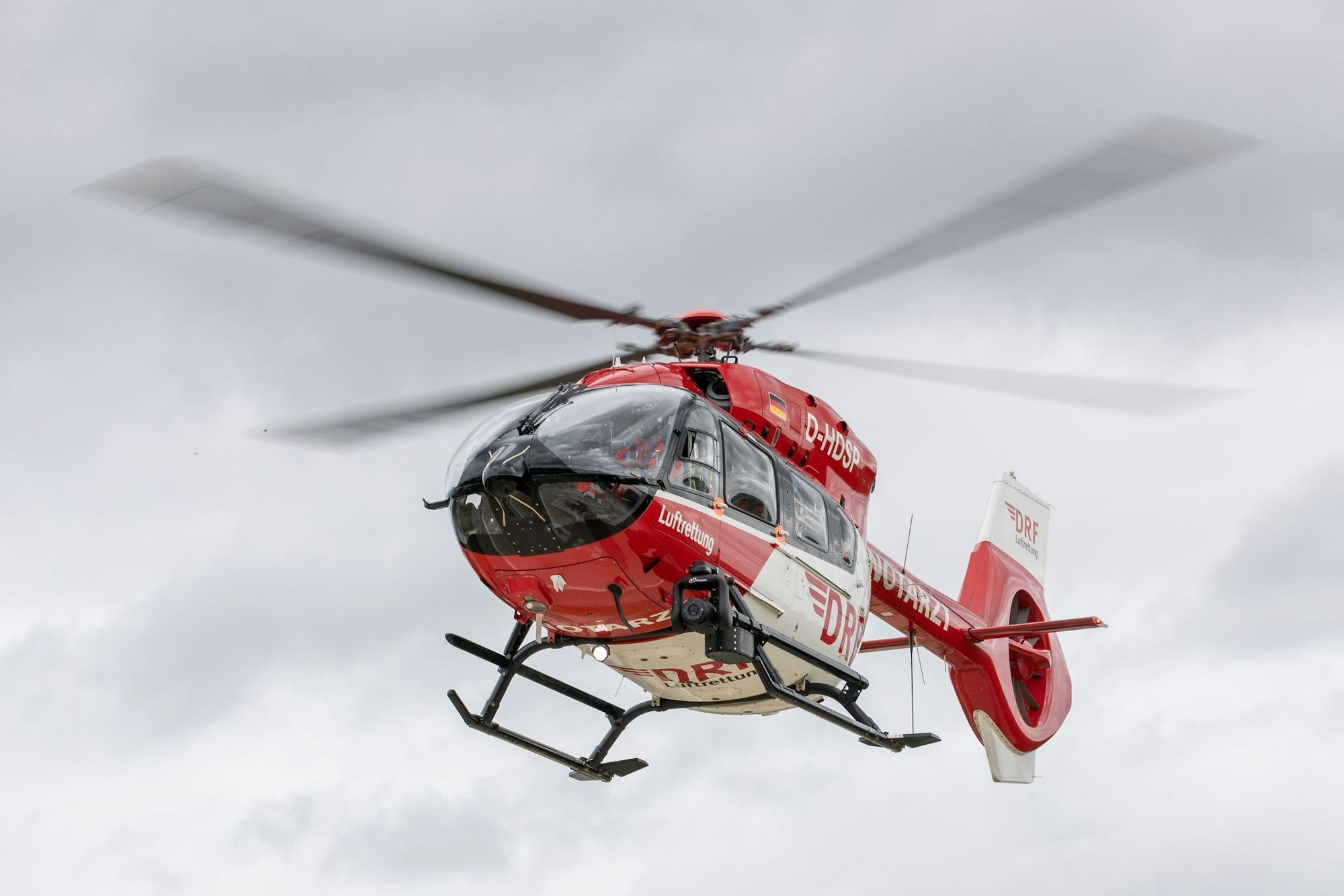 Die junge Frau kam per Rettungshubschrauber in eine Klinik. (Symbolbild)