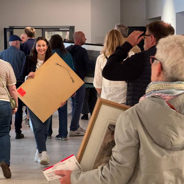 Bei „Kunst für alle“ konnten Besucher im Erholungshaus Werke aus der Bayer-Sammlung auswählen und mit nach Hause nehmen.