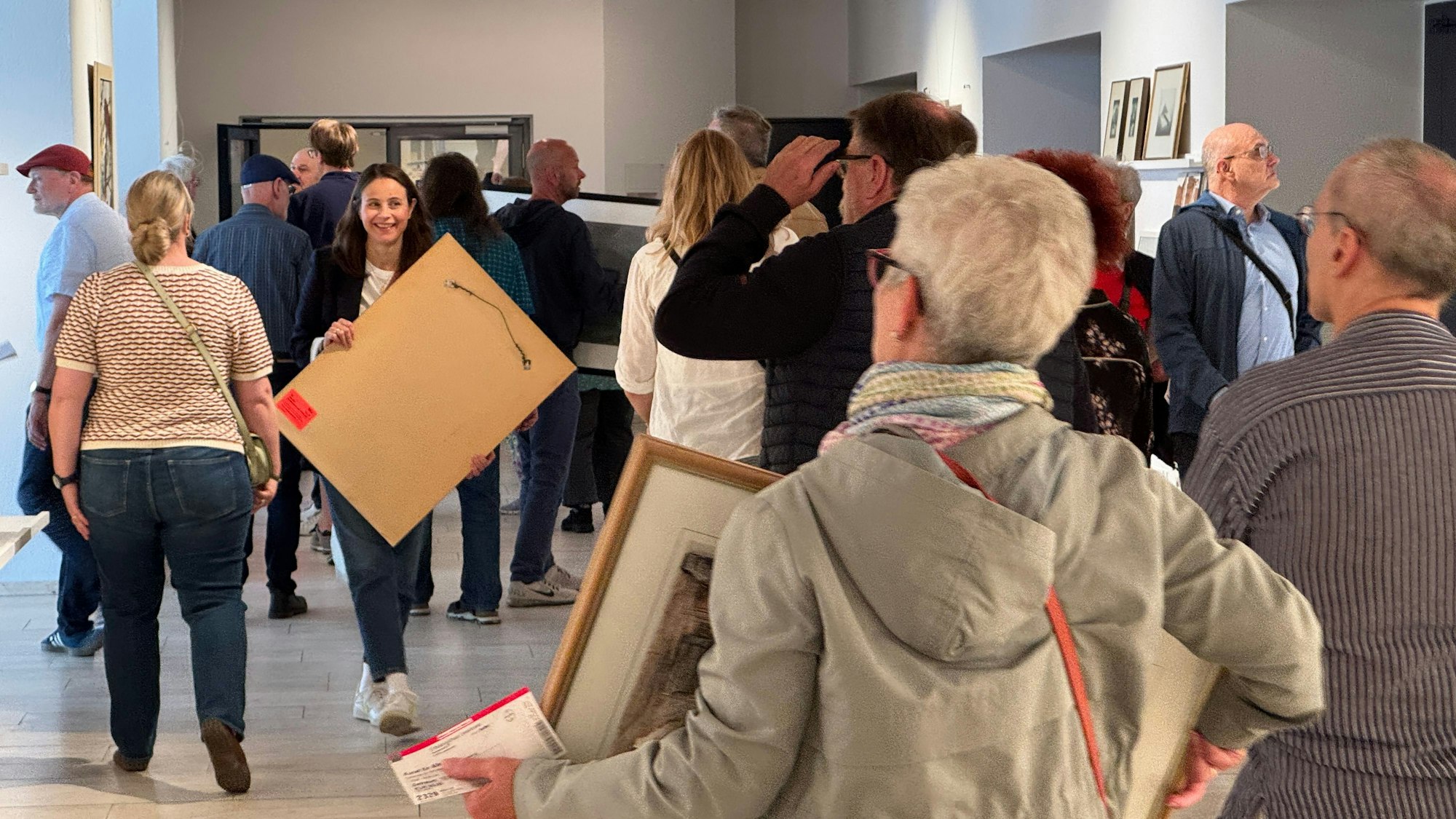 Bei „Kunst für alle“ konnten Besucher im Erholungshaus Werke aus der Bayer-Sammlung auswählen und mit nach Hause nehmen.