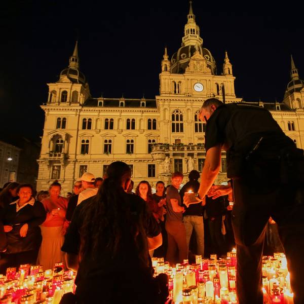 10.06.2025, Österreich, Graz: Trauernde zünden Kerzen für ein Lichtermeer im Stadtzentrum an. Ein 21-Jähriger aus dem Raum Graz hat nach Angaben der Behörden die tödlichen Schüsse an einem Gymnasium im österreichischen Graz abgegeben. Am Vormittag hatte der Mann neun Menschen getötet und danach Suizid begangen. Foto: Heinz-Peter Bader/AP/dpa +++ dpa-Bildfunk +++