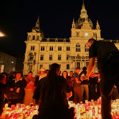 10.06.2025, Österreich, Graz: Trauernde zünden Kerzen für ein Lichtermeer im Stadtzentrum an. Ein 21-Jähriger aus dem Raum Graz hat nach Angaben der Behörden die tödlichen Schüsse an einem Gymnasium im österreichischen Graz abgegeben. Am Vormittag hatte der Mann neun Menschen getötet und danach Suizid begangen. Foto: Heinz-Peter Bader/AP/dpa +++ dpa-Bildfunk +++