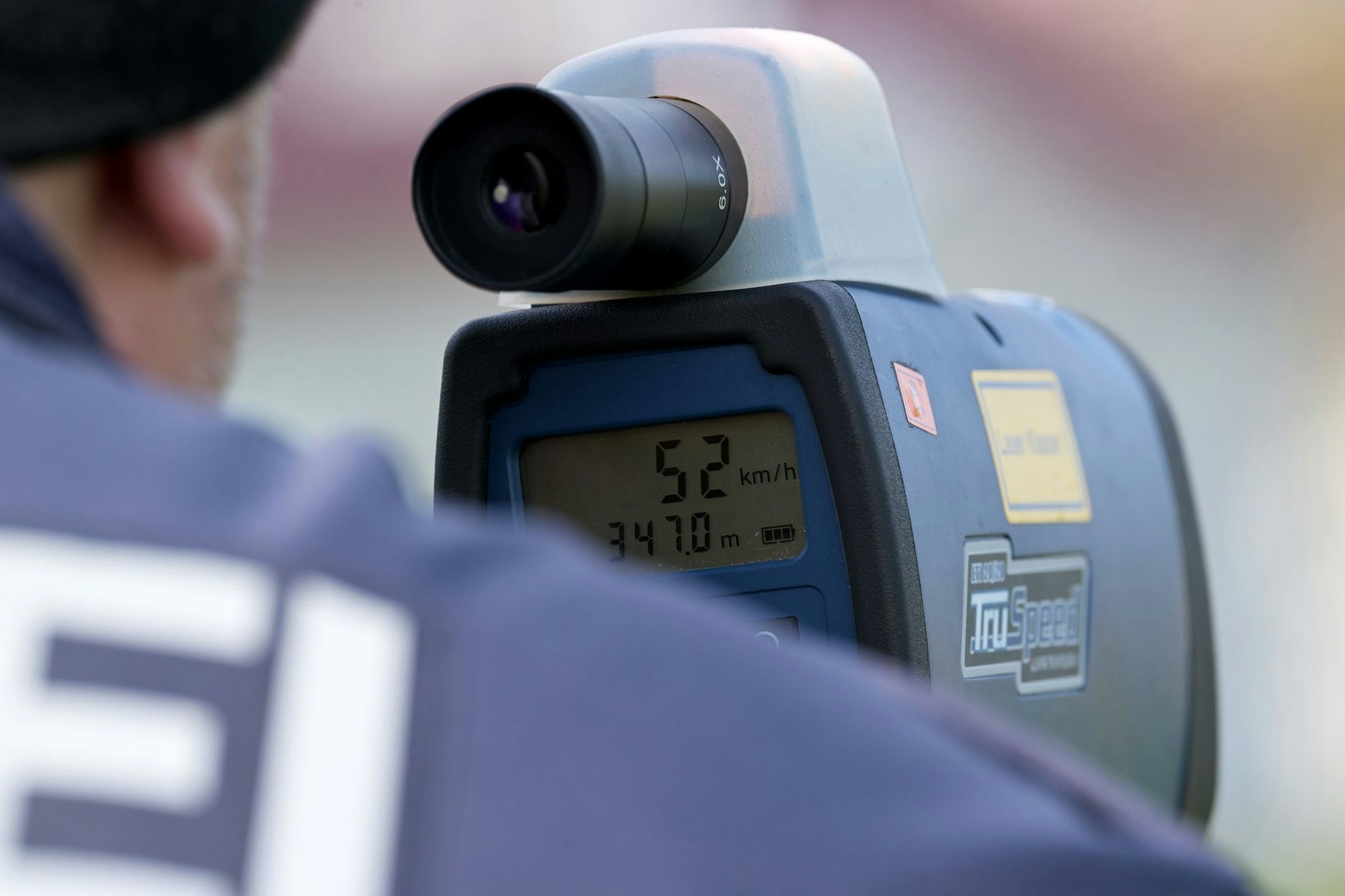 Ein Polizist misst mit einem Lasermessgerät die Geschwindigkeit. In Paderborn hat es jetzt einen Fahranfänger getroffen. (Symbolbild)
