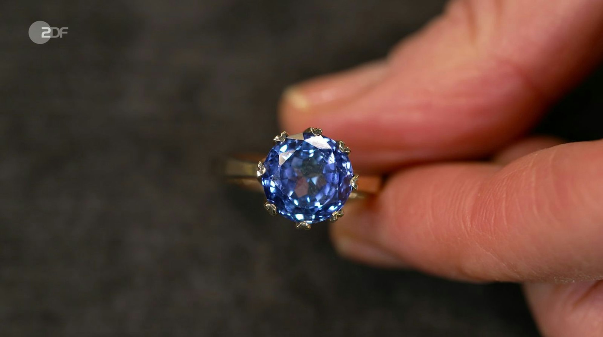 Ein Ring aus 585er Gold mit Tansanit (5,8 Karat) wurde von Heide Rezepa-Zabel in den 1970er Jahren datiert. Der Wunschpreis für den Erbschmuck lag bei 5.000 Euro. Doch geschätzt wurden nur 1.800 bis 2.000 Euro, wegen der „wässrigen Farbe des Tansanit“. Händler Walter Pauritsch bot nur 1.600 Euro und so nahm die Verkäuferin den Ring wieder mit.
(Bild: ZDF)