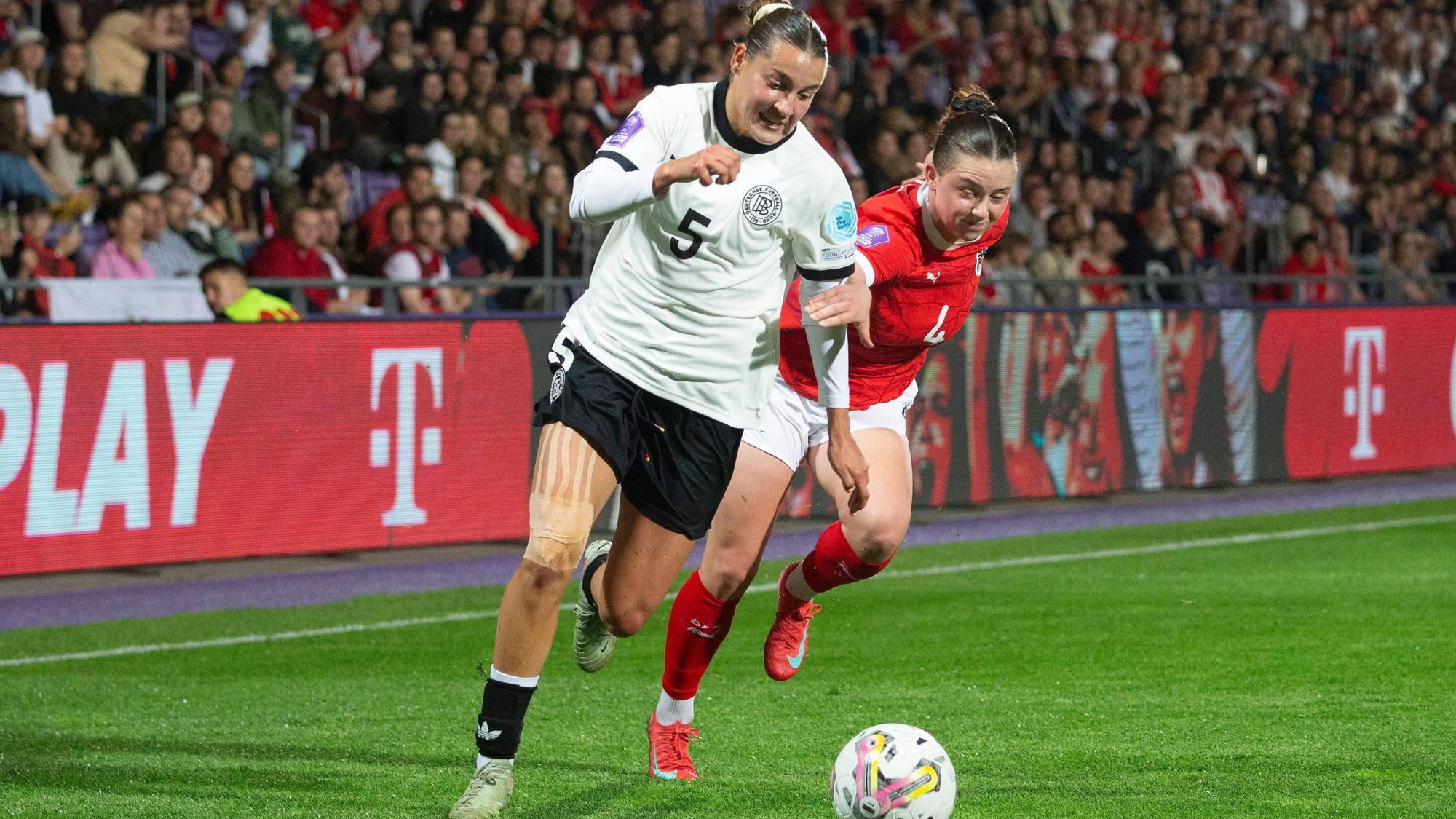 GER, Bremen, Fußballl, Frauenfussball, UEFA Womens Nations League, 6. Spieltag, Oesterreich vs. Deutschland im Bild v.l.: Carlotta Wamser GER 05, Maria Plattner AUT 04, Zweikampf 03.06.2025, Franz-Horr-Stadion Wien UEFA REGULATIONS PROHIBIT ANY USE OF PHOTOGRAPHS AS IMAGE SEQUENCES AND/OR QUASI-VIDEO, *** GER, Bremen, Soccer, Womens Soccer, UEFA Womens Nations League, Matchday 6, Austria vs Germany in picture v l Carlotta Wamser GER 05 , Maria Plattner AUT 04 , Duel 03 06 2025, Franz Horr Stadium Vienna UEFA REGULATIONS PROHIBIT ANY USE OF PHOTOGRAPHS AS IMAGE SEQUENCES AND OR QUASI VIDEO, Copyright: HMBxMedia/PaulxFritz