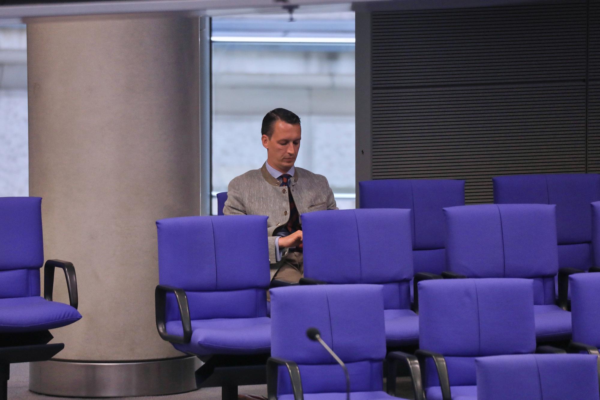 Helferich sitzt alleine auf den Stühlen der AfD im Bundestag.