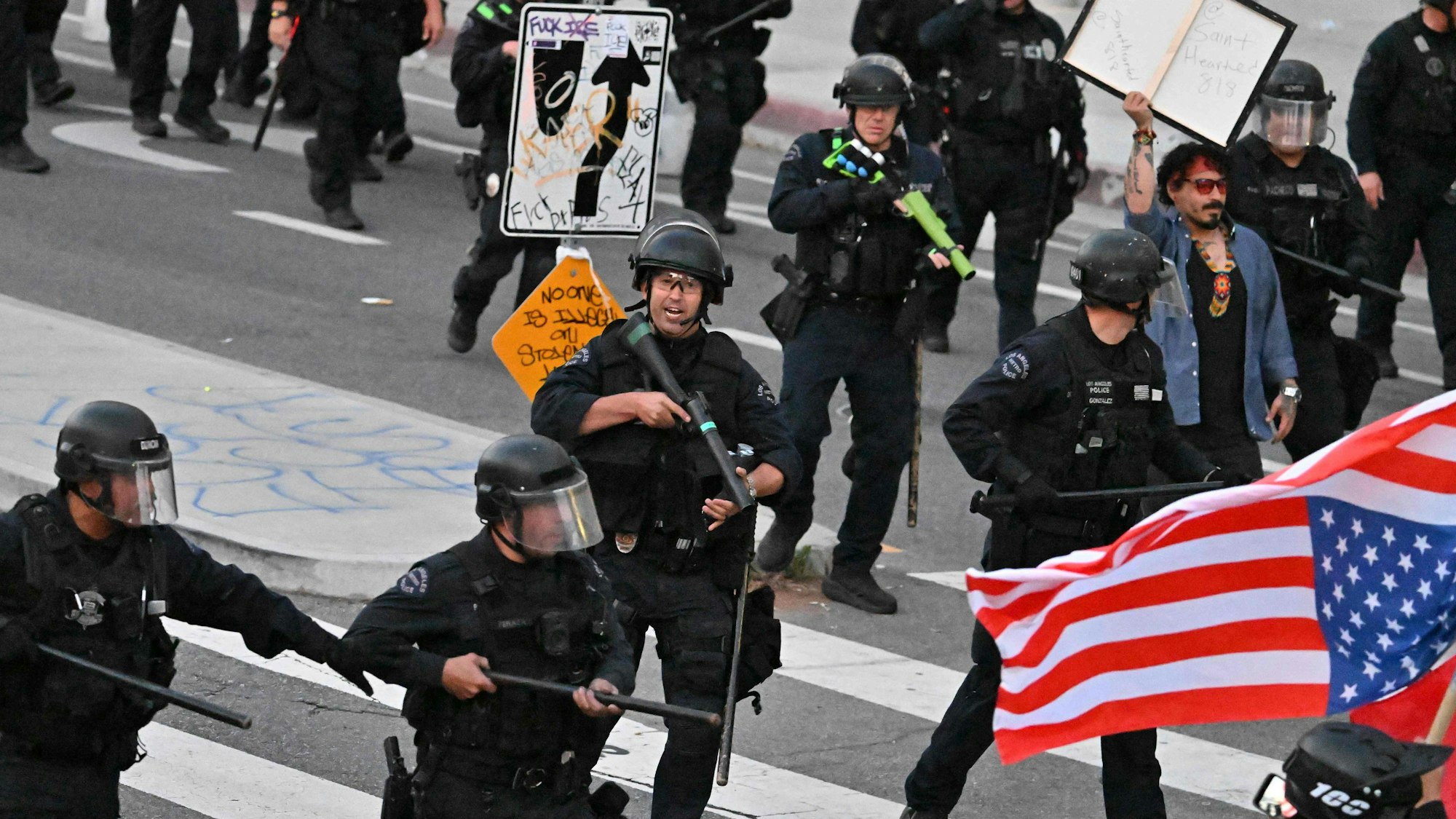Polizisten beim Einsatz im Los Angeles. Foto: Robyn Beck / AFP