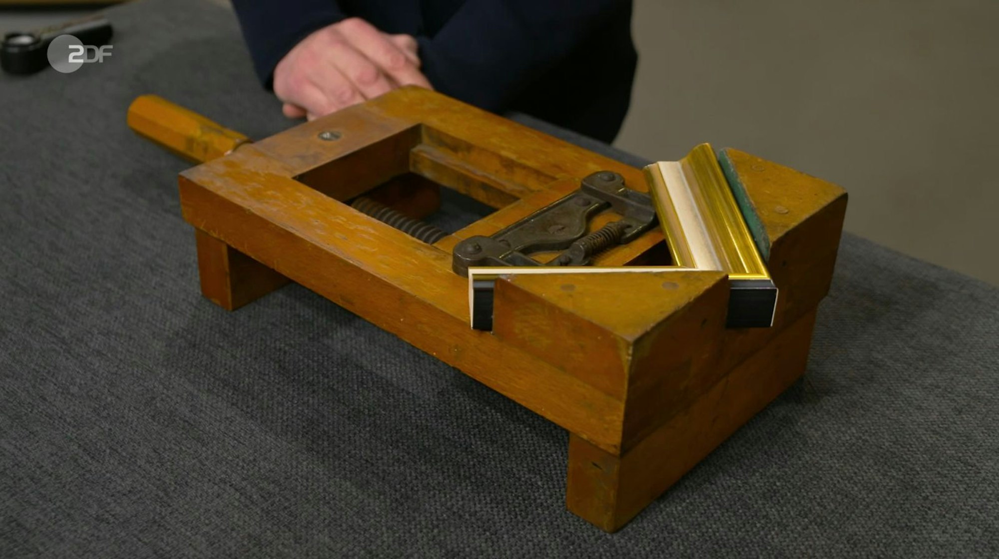 Einen Rahmenspanner datierte Detlev Kümmel anhand der Markierung zwischen 1927 und 1952. Das Gerät zum Leimen von Bilderrahmen stammte von der Firma Georg Ott aus Ulm, die bereits 1903 das Patent für das Werkzeug erhalten hatte. Gewünscht wurden 50 bis 60 Euro, taxiert 100 bis 150 Euro und von Jan Cizek sogar 250 Euro gezahlt.
(Bild: ZDF)