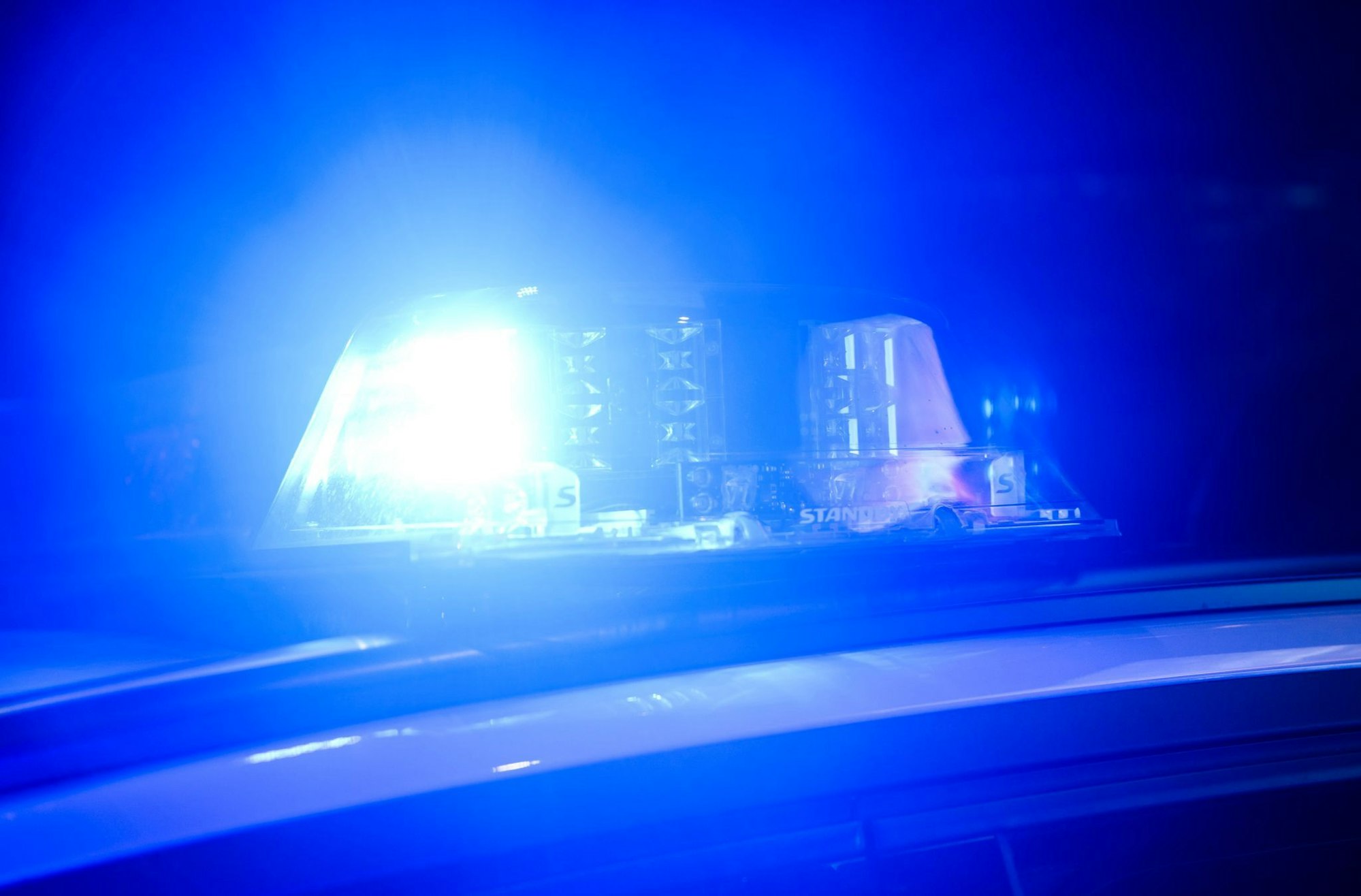 Mehrere Personen seien mit einem schwarzen Pkw auf die Autobahn geflohen, so die Polizei. (Symbolbild)