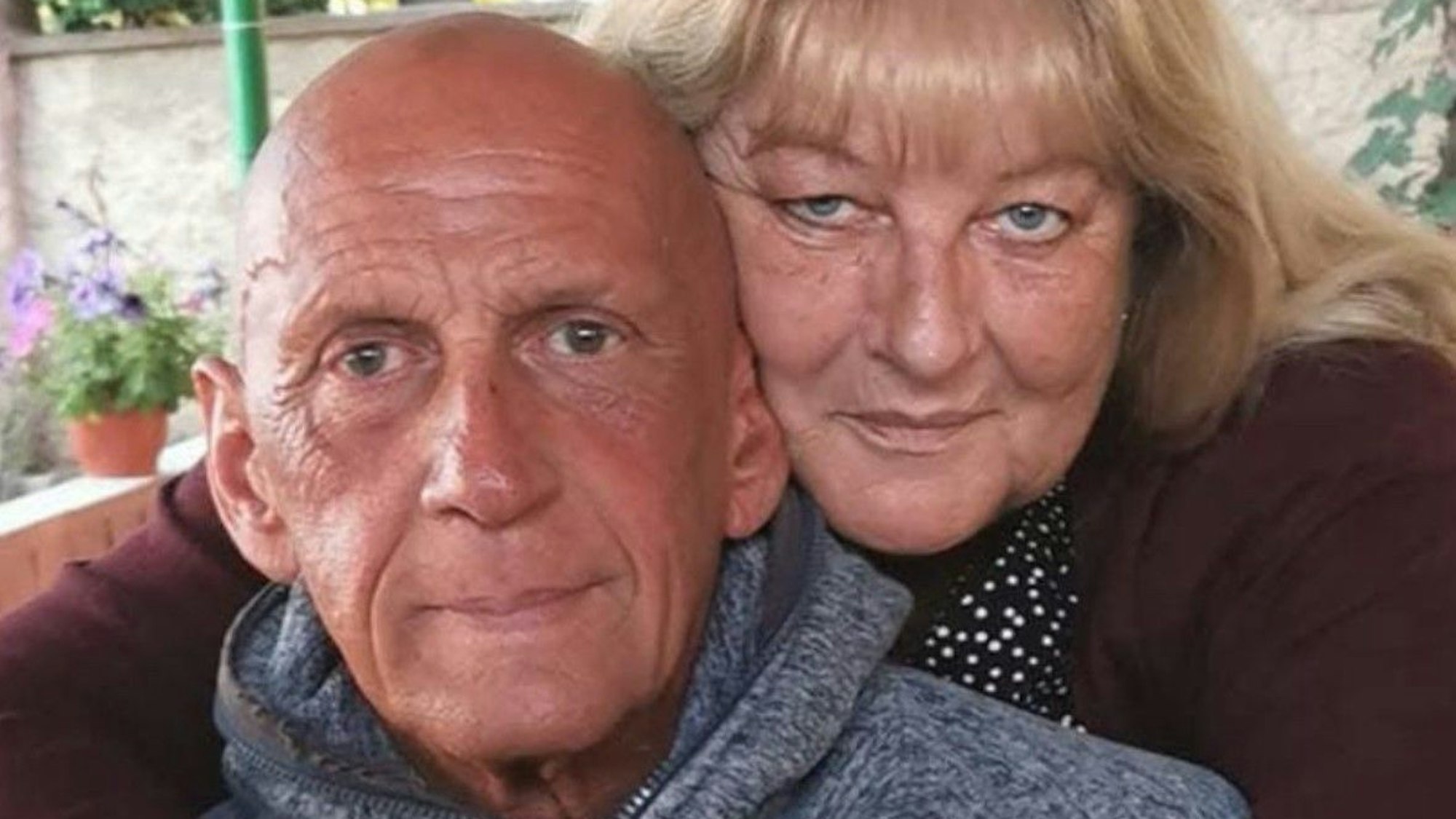 Auf dem Bild ist ein Ehepaar zu sehen.