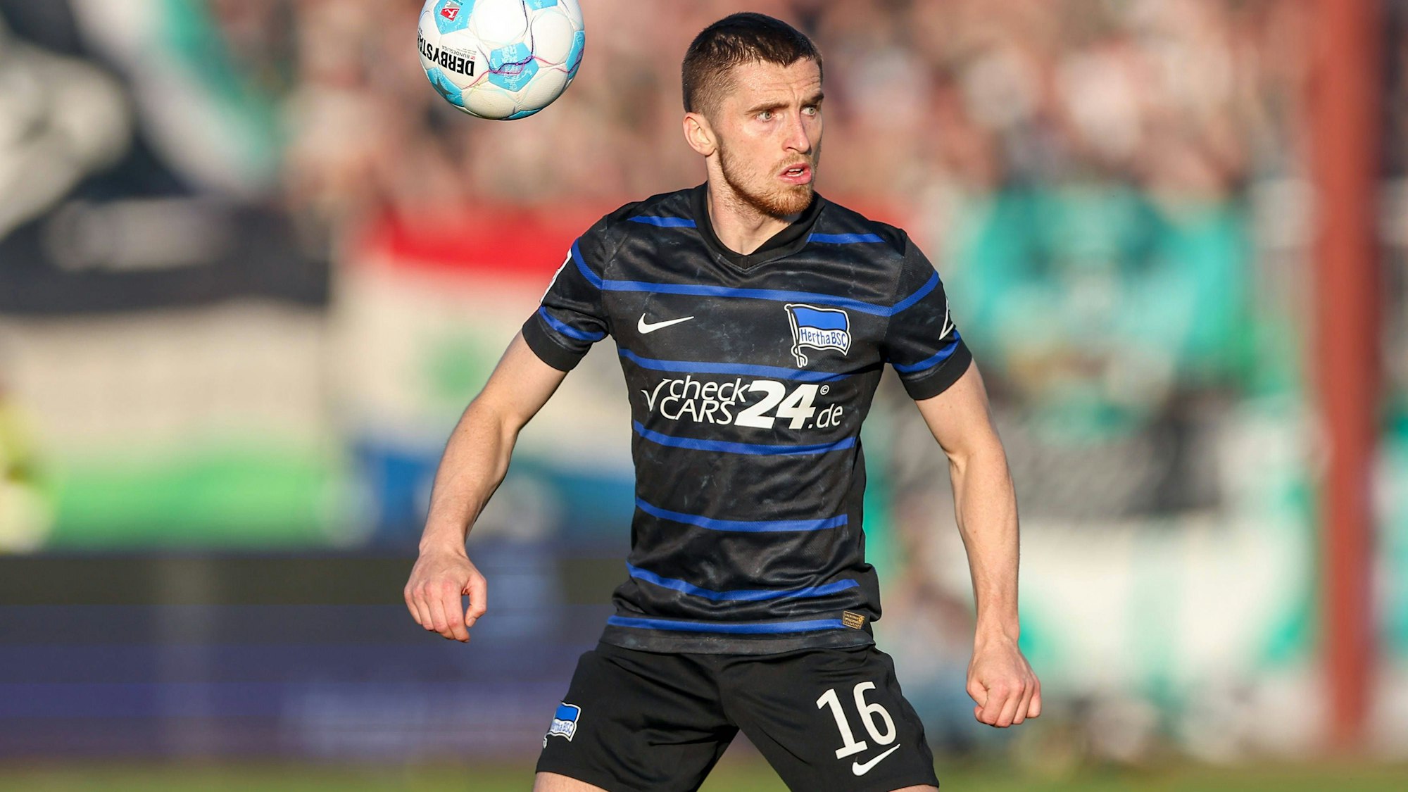 Jonjoe Kenny hat seinen Vertrag bei Hertha BSC nicht verlängert. In Köln könnte er Jusuf Gazibegović Dampf machen.