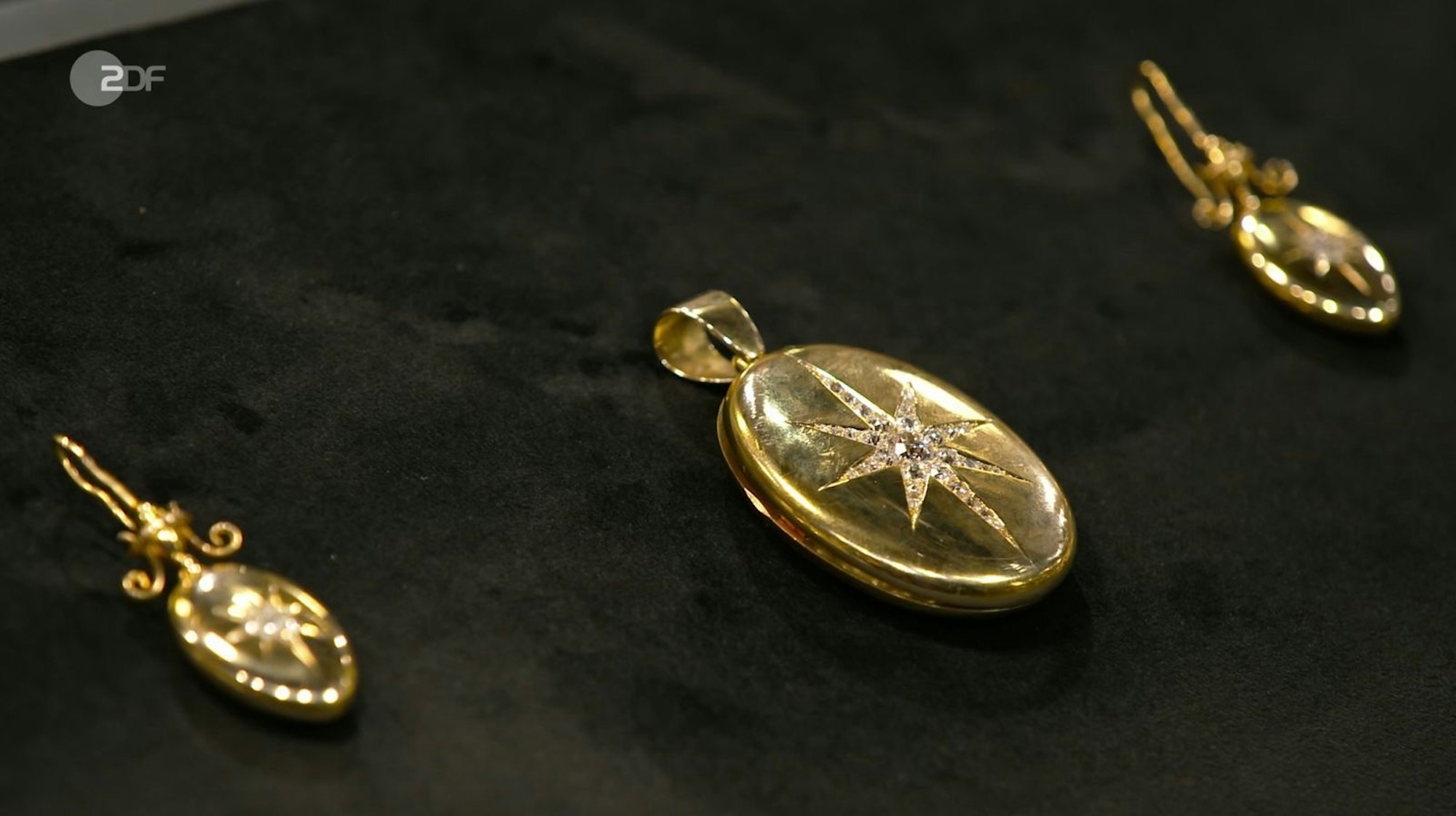 Ein Set aus Medaillon und Ohrhänger aus 750er Gold mit Diamanten datierte Heide Rezepa-Zabel auf 1899. Der Wunschpreis lag zwischen 6.000 und 7.000 Euro. Rezepa-Zabel taxierte 6.200 bis 6.600 Euro, denn allein der Materialwert lag schon über 4.000 Euro. Händlerin Elke Velten zahlte 5.500 Euro.
(Bild: ZDF)