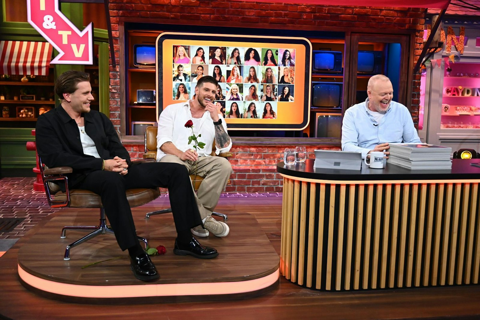 In dieser Sonderausgabe von #DGHNDMBSR dreht sich alles um die Suche nach der großen Liebe. Gemeinsam mit Felix Stein und Martin Braun, den „Bachelors“ 2025, bewertet Stefan Raab die diesjährigen Kandidatinnen. (Bild: RTL / Raab ENTERTAINMENT / Julia Feldhagen)