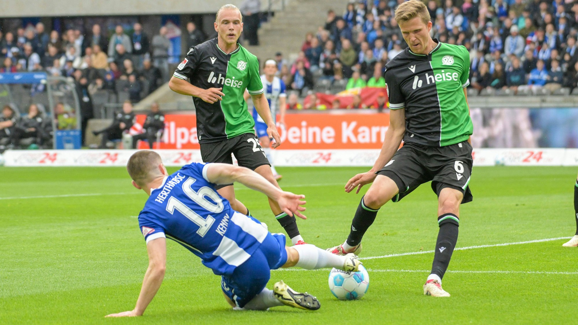 Jonjoe Kenny hat seinen Vertrag bei Hertha BSC nicht verlängert. In Köln könnte er Jusuf Gazibegović Konkurrenz machen.