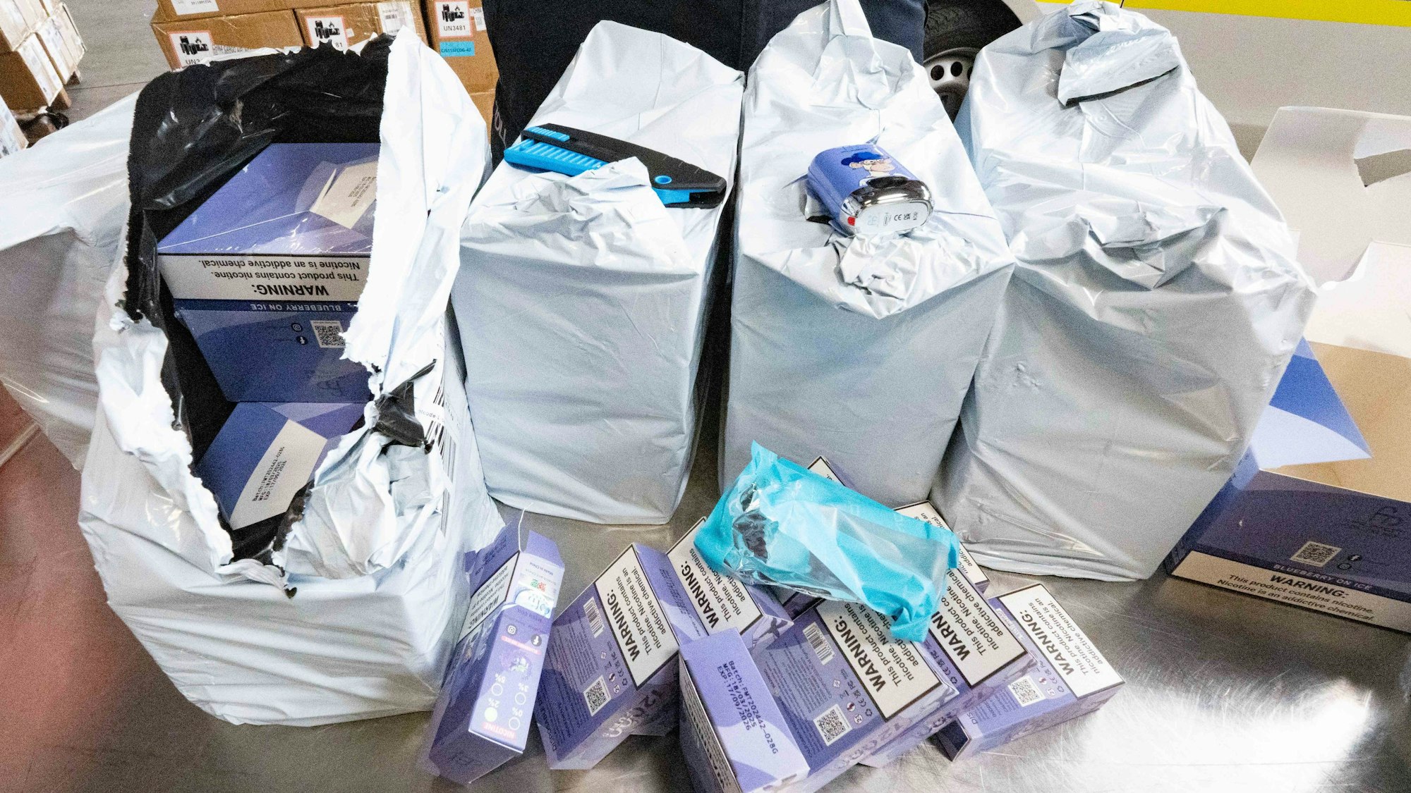 Die E-Zigaretten, auch Vapes genannt, sind etwa in den Sorten Pfirsich, Kirsche oder Wildbeeren angeboten