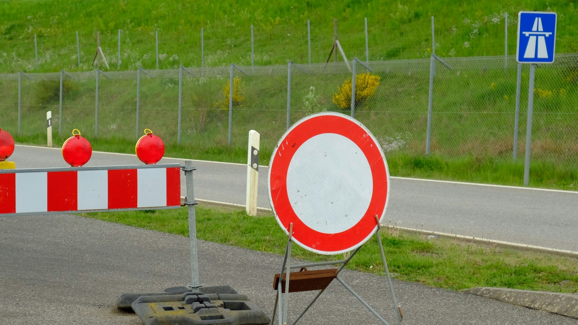 Eine Autobahnzufahrt ist mit dem Verkehrszeichen 250 (Verbot für Fahrzeuge aller Art) versperrt.