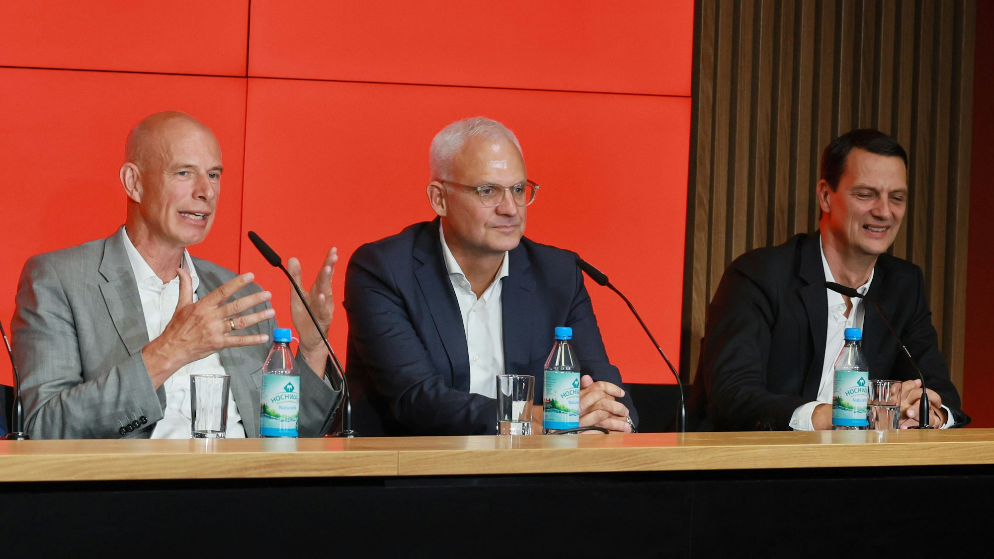 Jörn Stobbe, Ulf Sobek und Jörg Alvermann bei der Präsentation im Rhein-Energie-Stadion