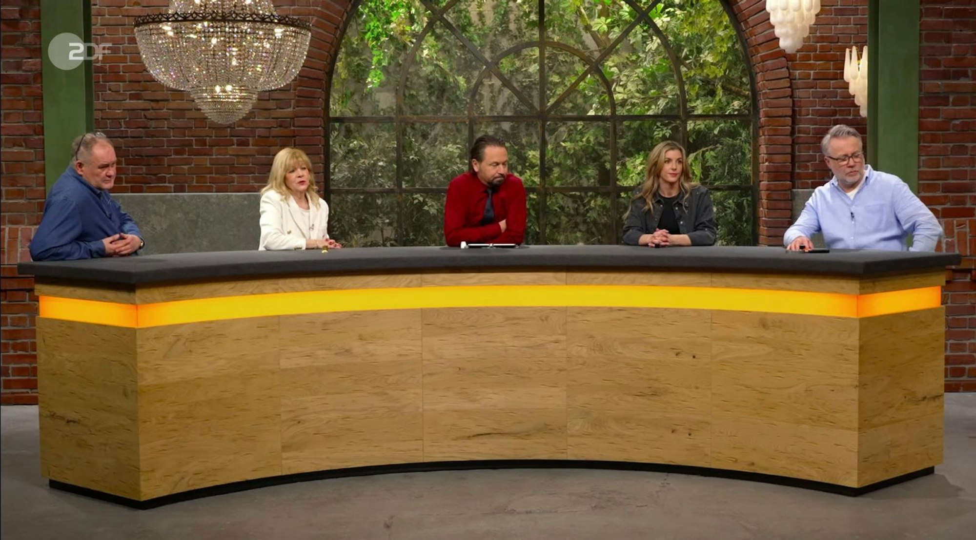 Die Verkäuferin wusste schon vor ihrem Besuch der Mittwochsausgabe der ZDF-Trödelshow „Bares für Rares“, dass ihr Objekt „wirklich besonders“ war. Auch Horst Lichter rief „süß“, als der schöne Vogelautomat in Betrieb ging. Nur dem hohen Schätzpreis wurde heftig widersprochen - und zwar von einer neuen Händlerin ... (Bild: ZDF)