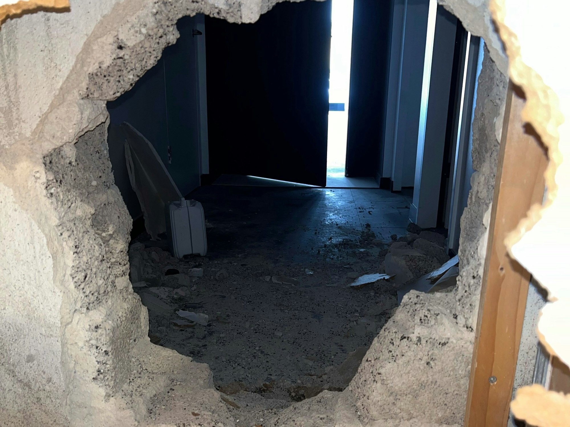 Durch dieses Loch gelangten die Täter in das Zigarrengeschäft an der Kö in Düsseldorf.