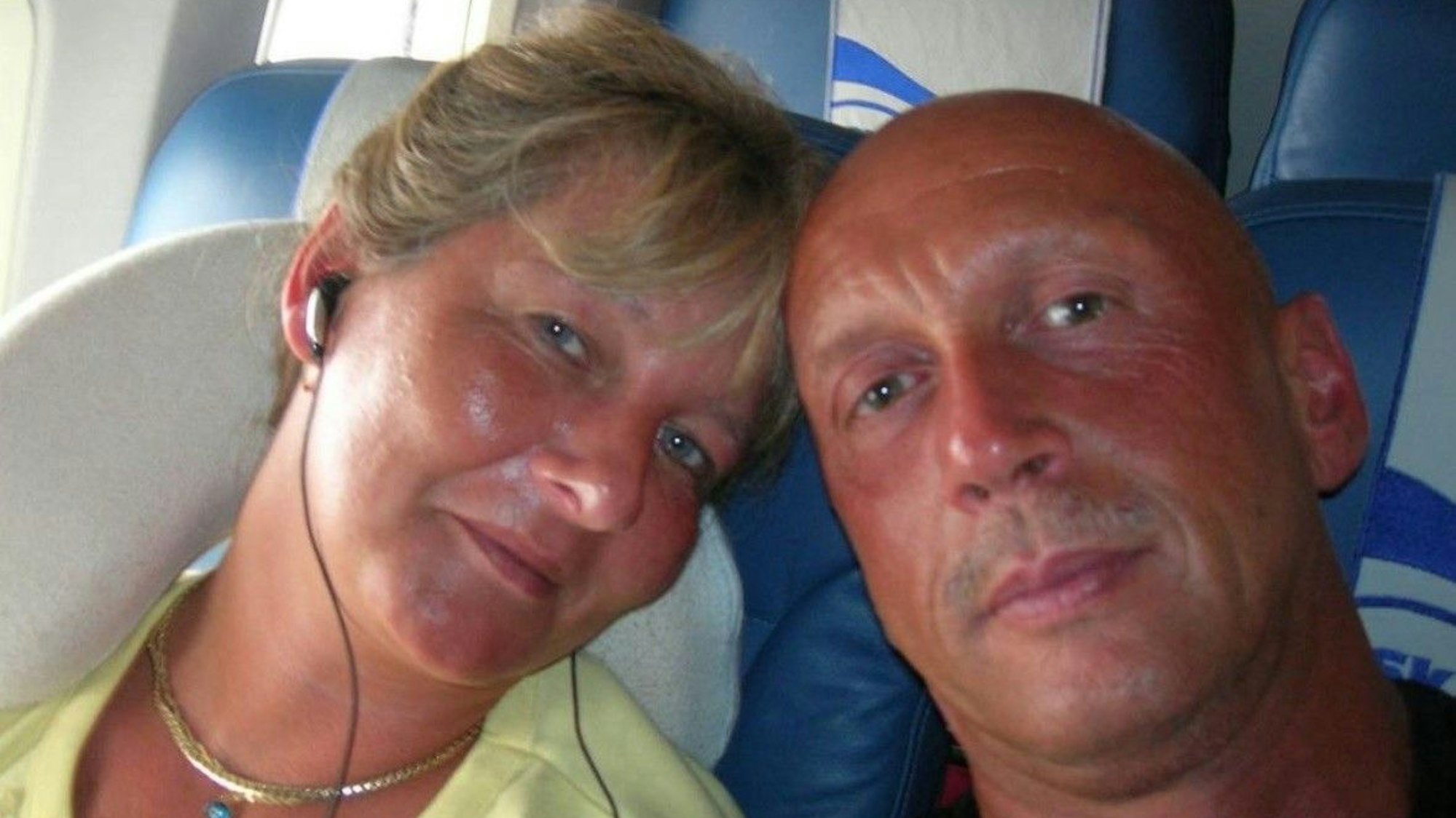 Auf dem Bild ist das Ehepaar im Flugzeug zu sehen.