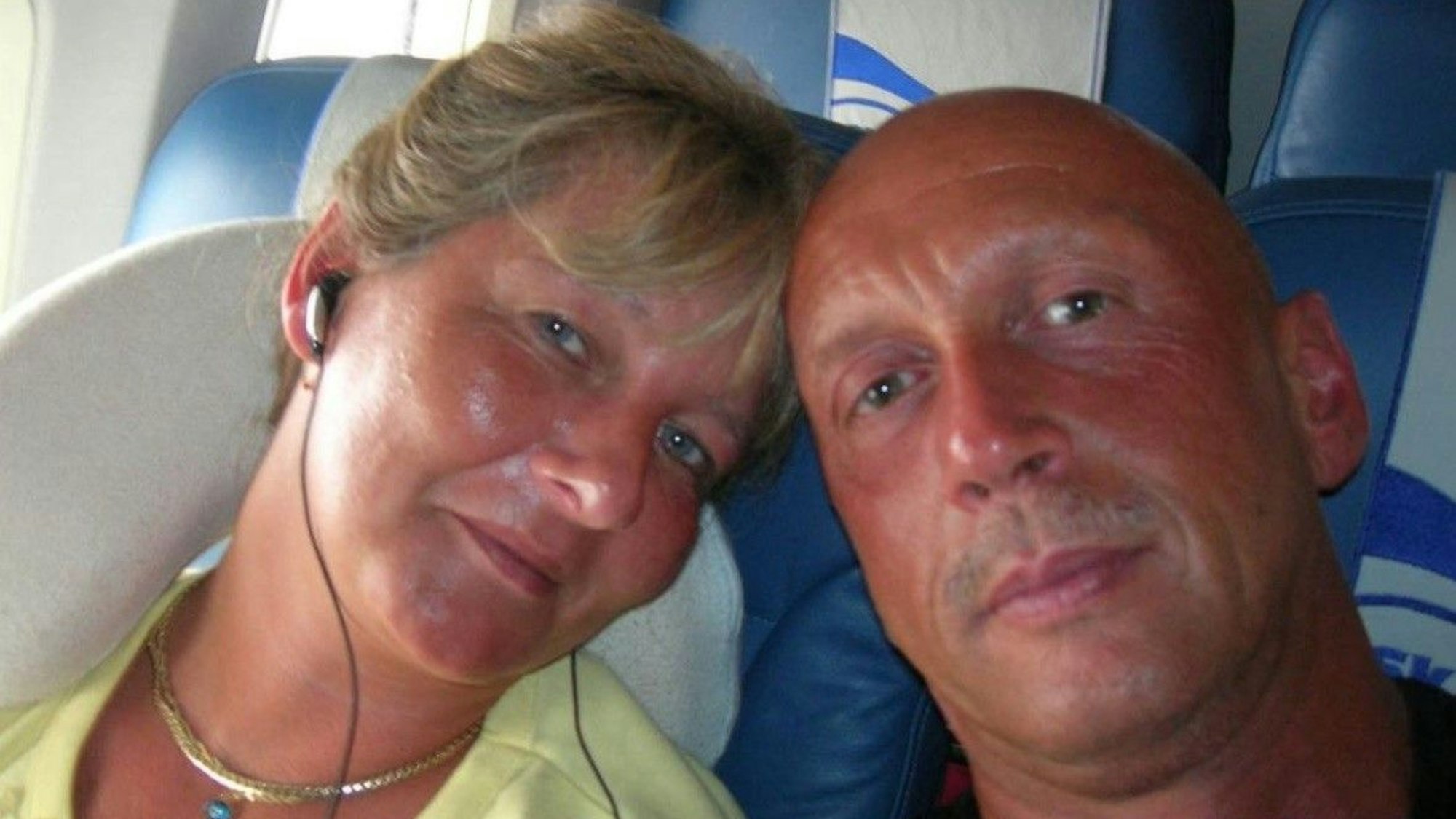 Auf dem Bild ist das Ehepaar Wolter im Flugzeug zu sehen.