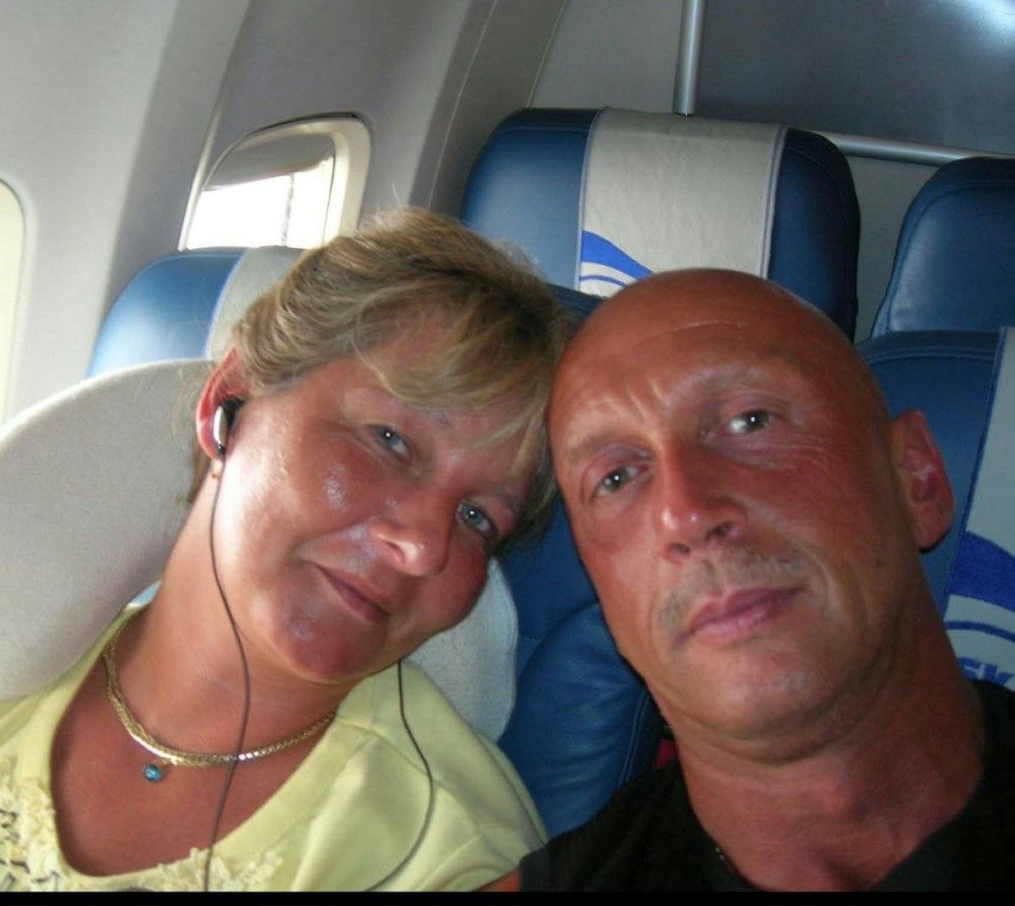Auf dem Bild ist das Ehepaar in einem Flugzeug zu sehen.