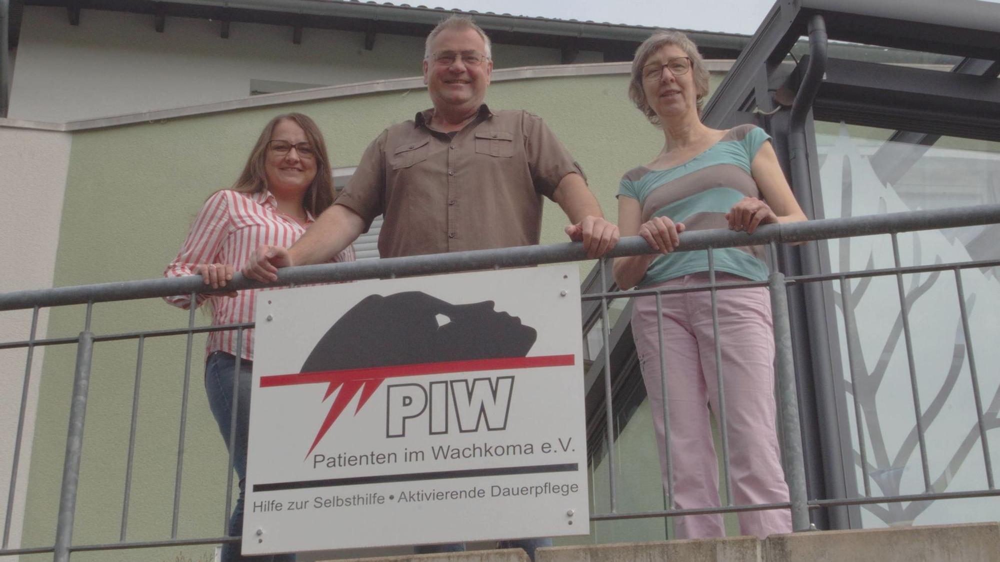 Einzigartig ist das Betreuungskonzept, das die Vereinsvorsitzende Mechthild Glunz, rechts, mit Pflegedienstleiter Karl Heinz Andree, Mitte, und Verwaltungsleiterin Swetlana Fochtberger, links, im Haus Ilona in Neuenothe umsetzt.