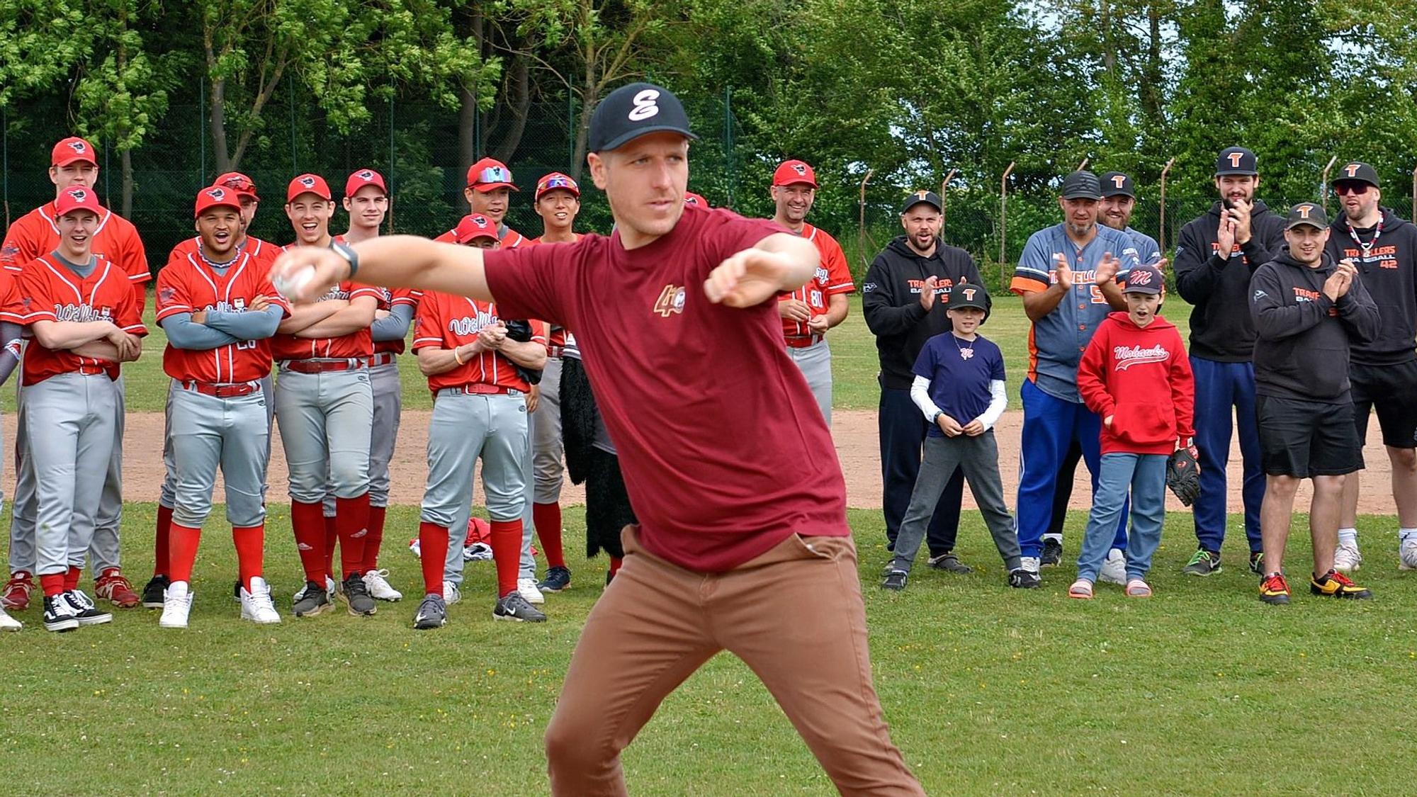 Landrat Markus Ramers beim Pitchen, im Hintergrund applaudieren die Teams.