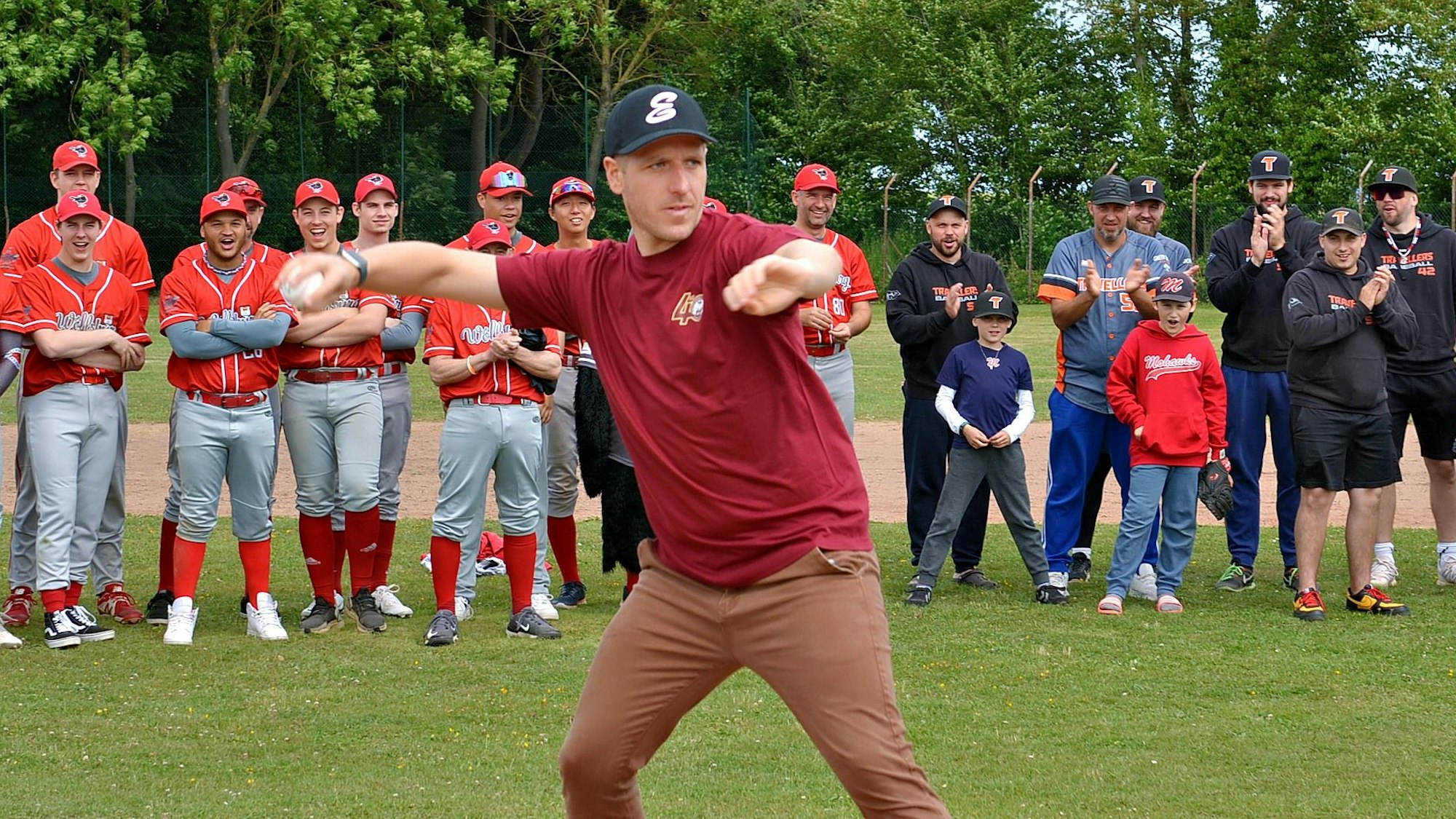 Landrat Markus Ramers beim Pitchen, im Hintergrund applaudieren die Teams.