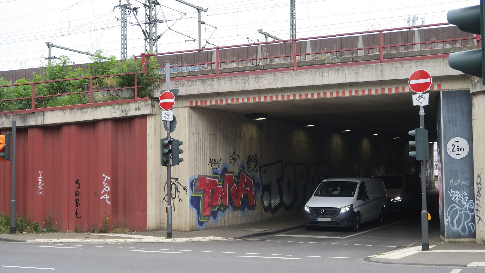 Die Durchfahrt von der Widdersdorfer Straße zum Girlitzweg ist mittlerweile gesperrt.