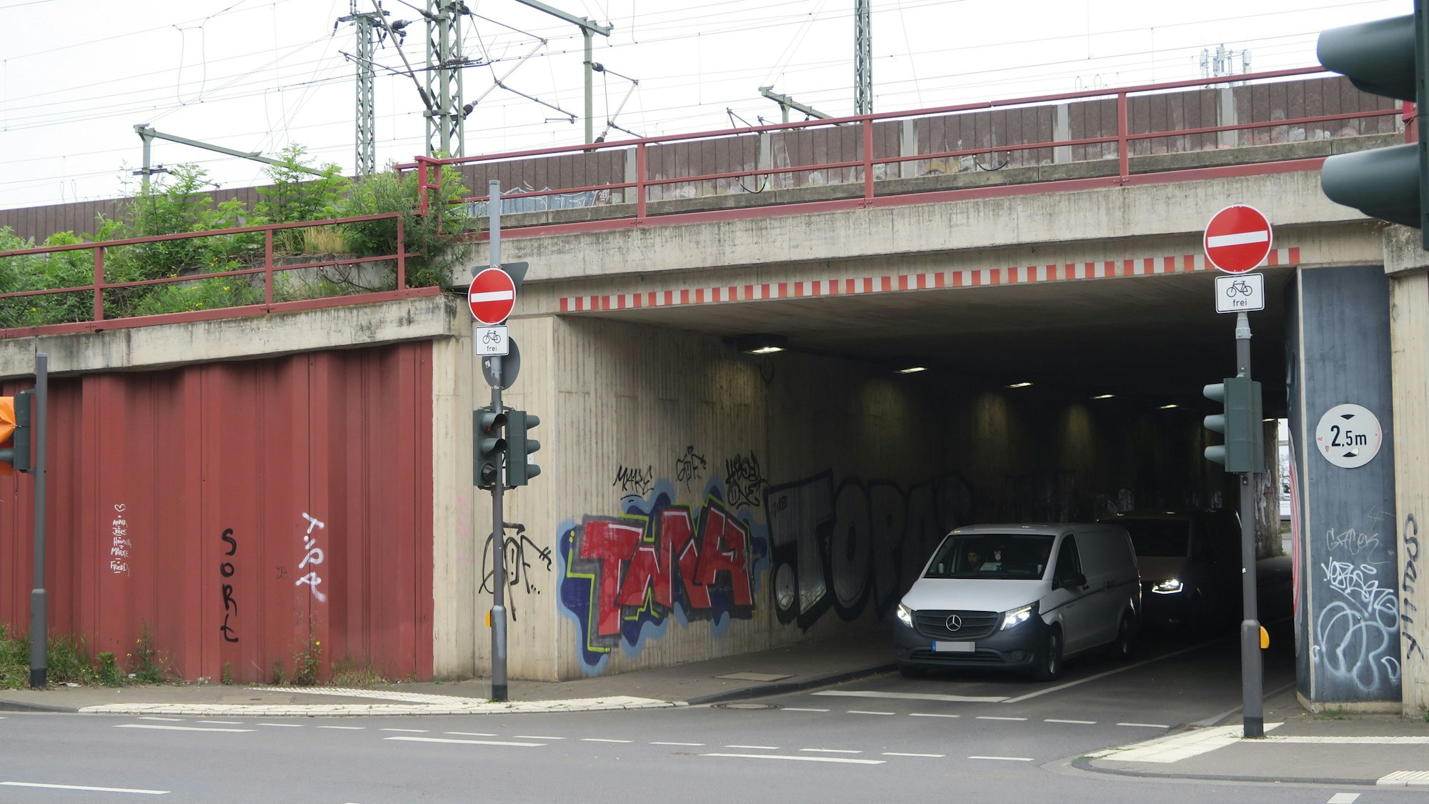 Die Durchfahrt von der Widdersdorfer Straße zum Girlitzweg ist mittlerweile gesperrt.