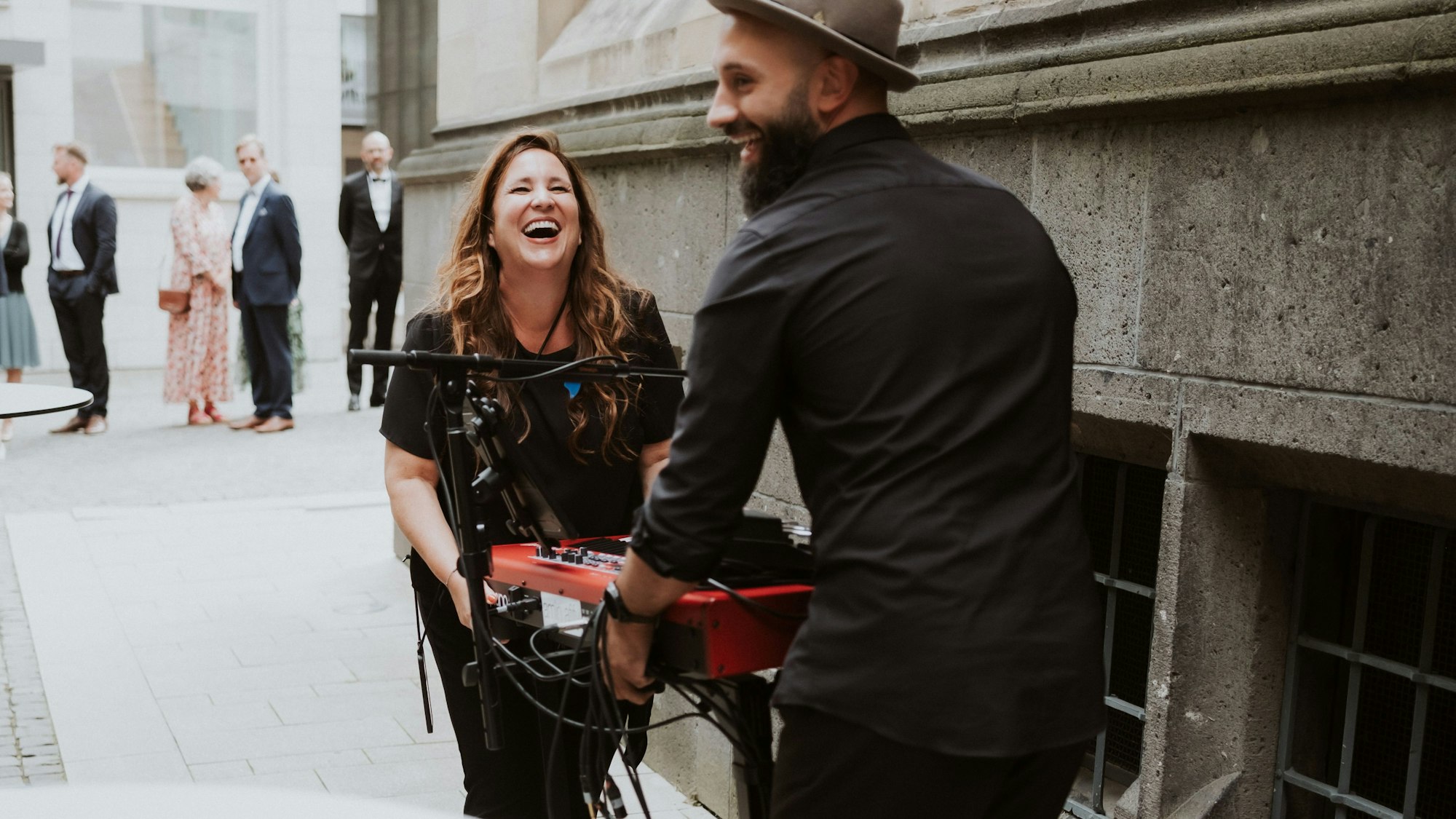 Wenn die anderen feiern: Katrin Glaser trägt grundsätzlich Schwarz bei ihren Einsätzen und packt überall mit an.