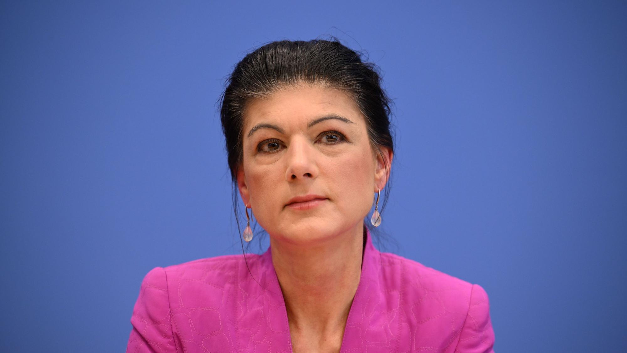 Sahra Wagenknecht, Spitzenkandidatin und Parteivorsitzende vom Bündnis Sahra Wagenknecht (BSW), aufgenommen im Haus der Bundespressekonferenz auf einer Pressekonferenz. (Archivbild)