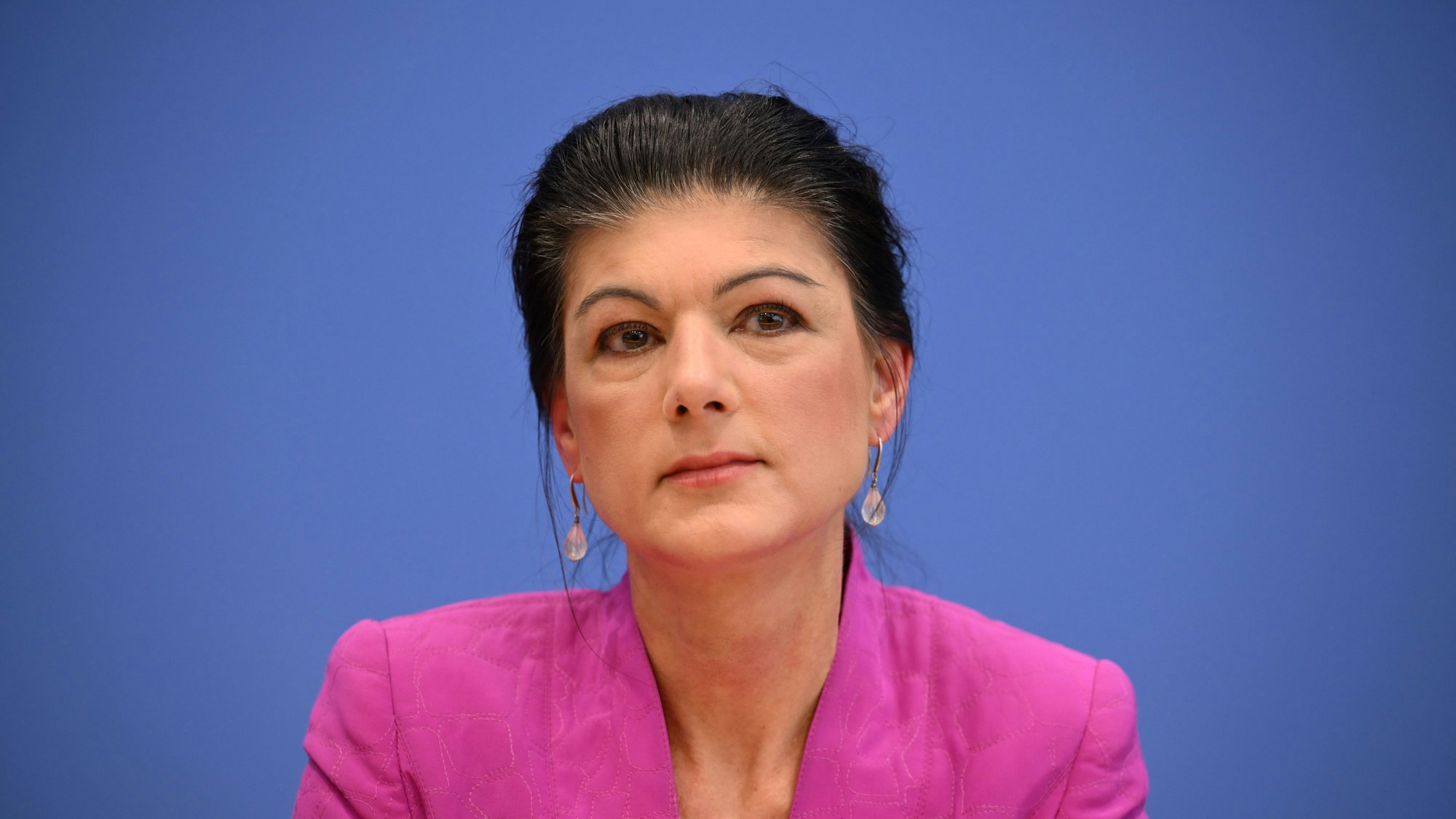 Sahra Wagenknecht, Spitzenkandidatin und Parteivorsitzende vom Bündnis Sahra Wagenknecht (BSW), aufgenommen im Haus der Bundespressekonferenz auf einer Pressekonferenz. (Archivbild)