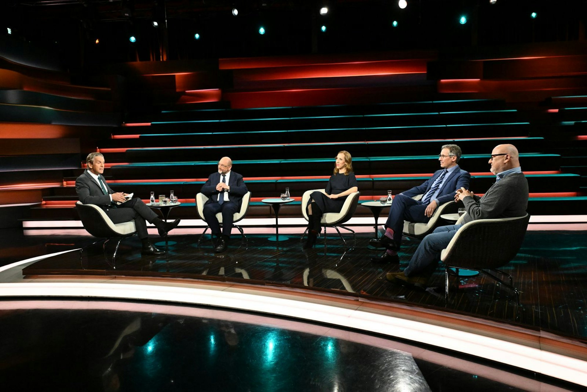 Am Dienstagabend diskutierte Markus Lanz (links) mit Ex-SPD-Chef Martin Schulz (zweiter von links), Journalistin Alice Bota (Mitte), Journalist Daniel Friedrich Sturm (zweiter von rechts) und ZDF-Korrespondent Ulf Röller. (Bild: ZDF / Cornelia Lehmann)