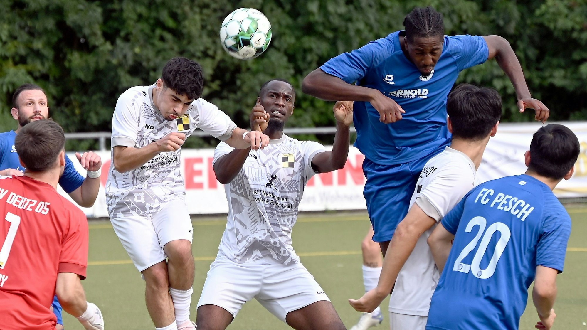 18.08.2024, Fussball-Pokal-FC Pesch-Deutz 05
Kopfball von Emmanuel Clinton Williams (rechts Pesch)
Foto: Uli Herhaus