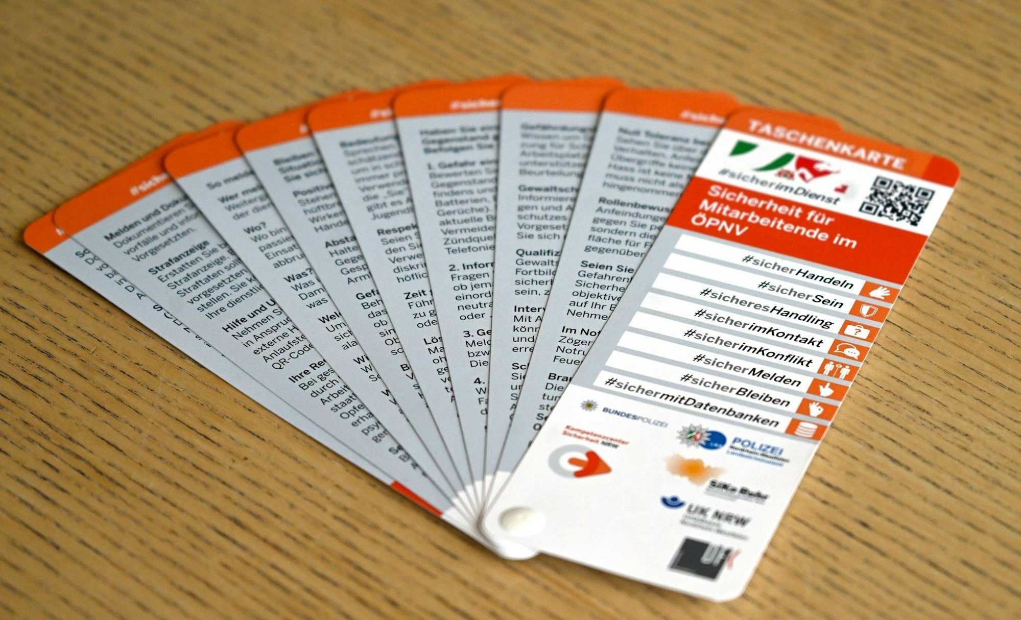 Auf Taschenkarten für das Zugpersonal im Regionalverkehr in NRW stehen Tipps für souveränes Handeln bei Gewalt- und Konfliktfällen.