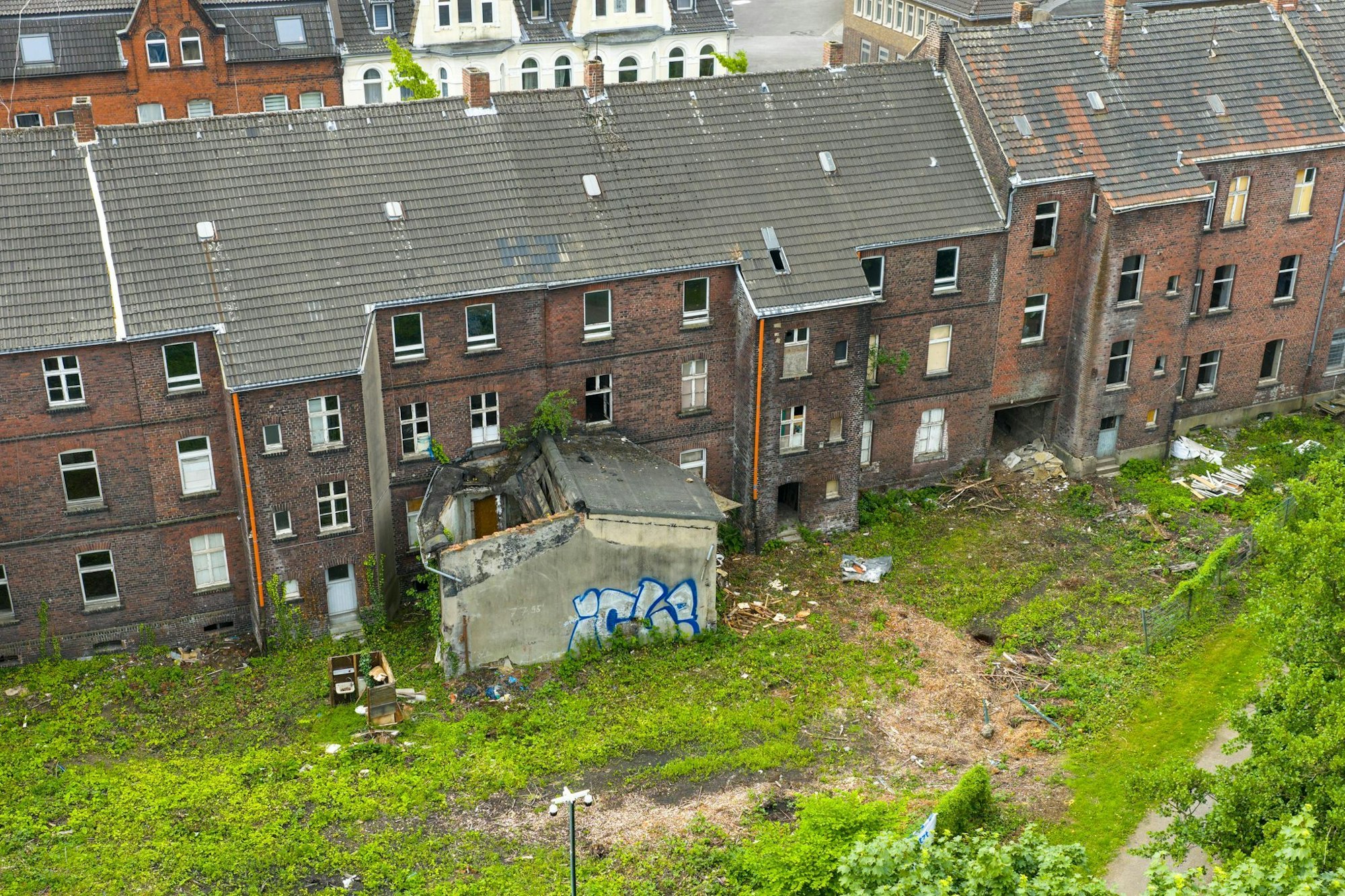 Ungesicherte Treppenaufgänge, Schimmelbefall, Ratten: Eine von der Stadt Gelsenkirchen erworbene Schrottimmobilie.