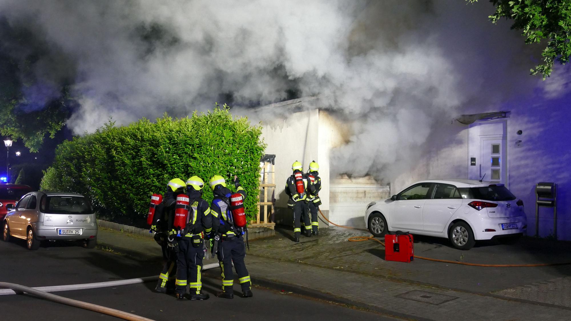 Feuerwehrleute bei einem nächtlichen Brand