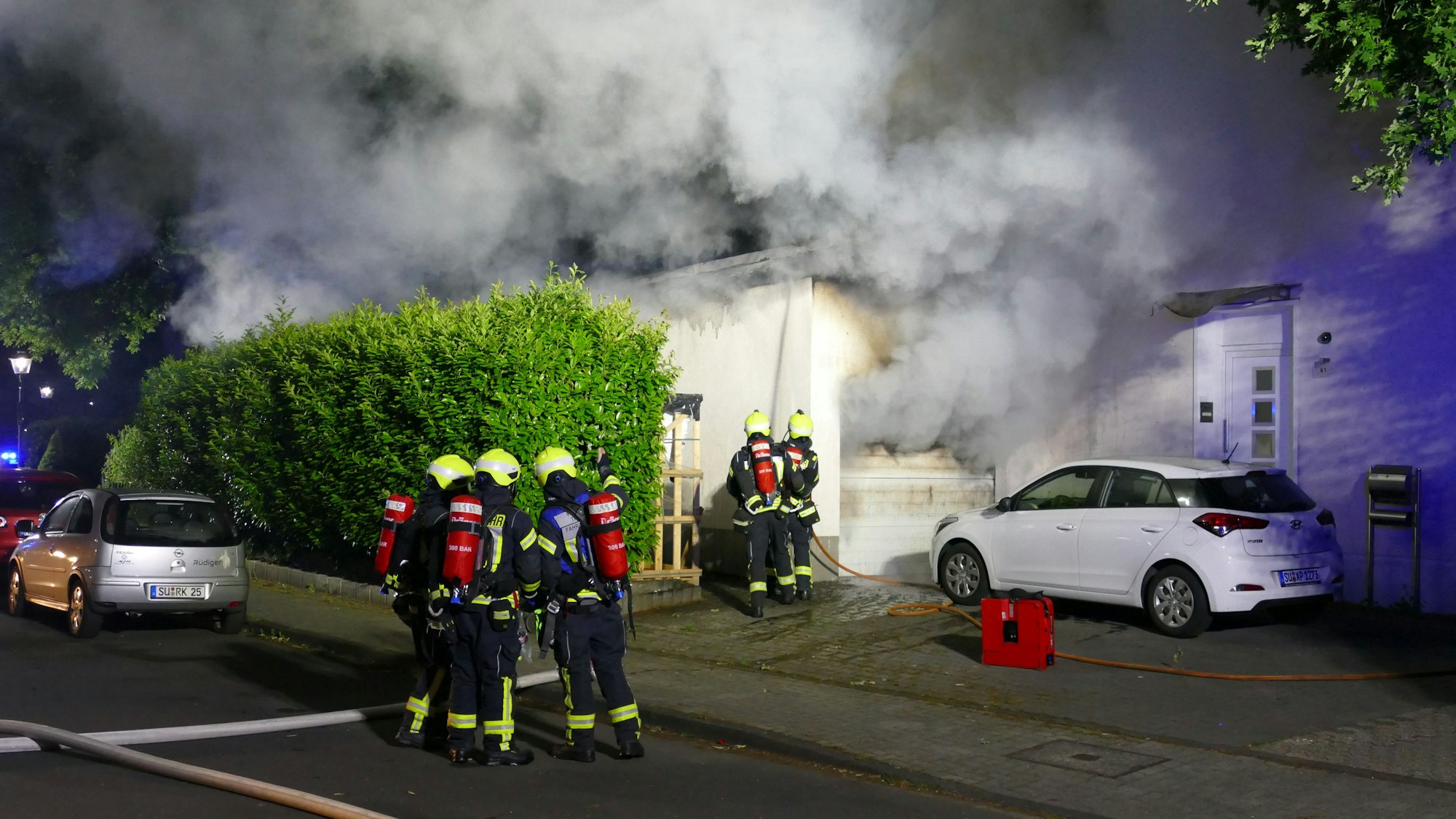 Feuerwehrleute bei einem nächtlichen Brand