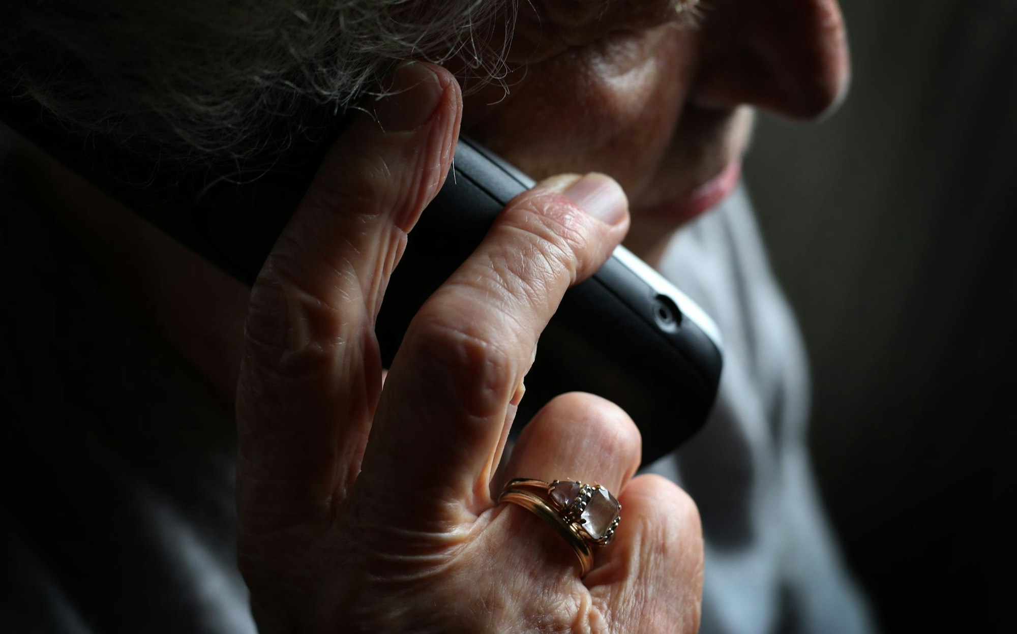 KI kann nun auch durch Stimmenimitation am Telefon betrügen.