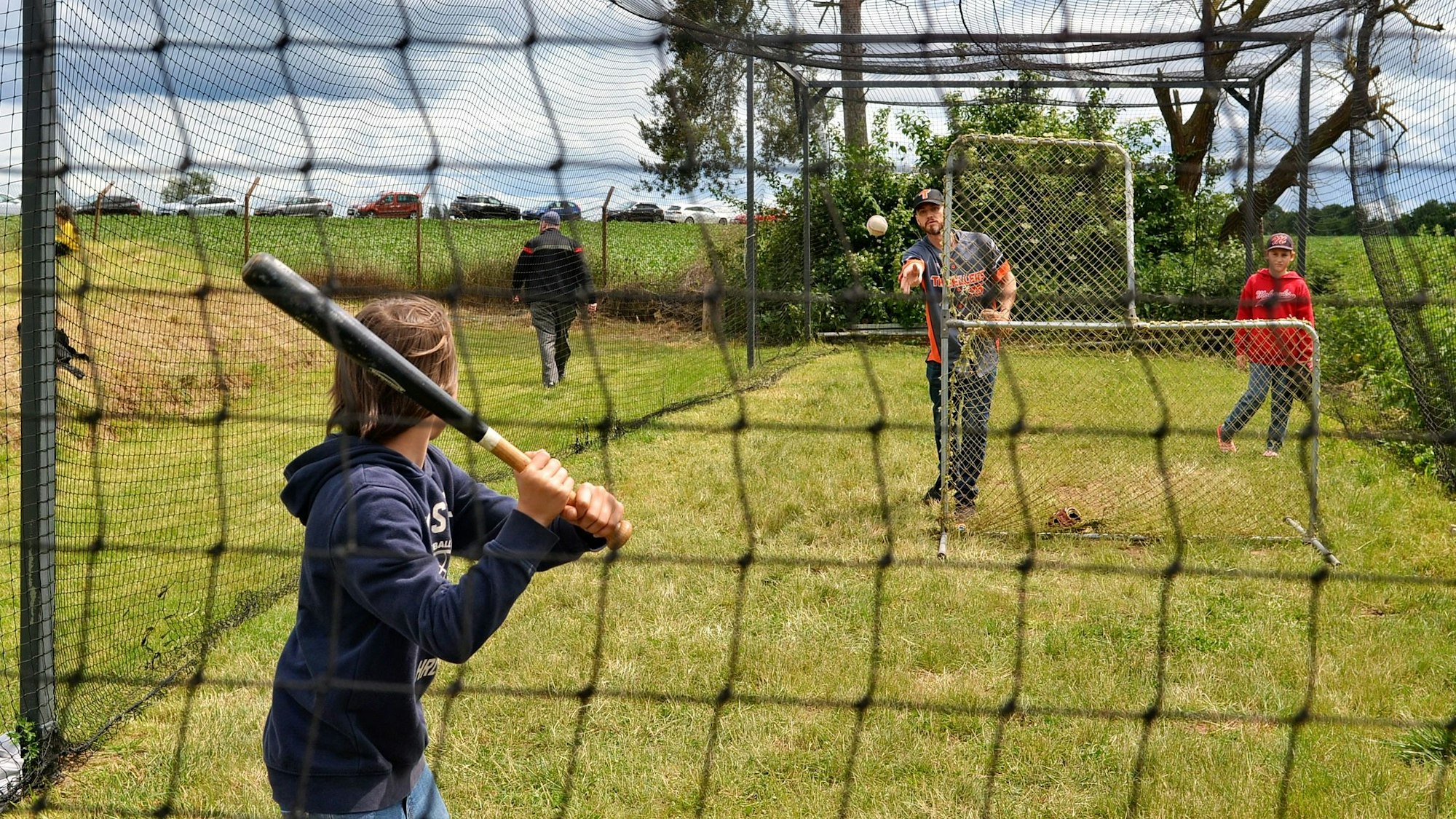 Auf der Trainingsfläche spielen Kinder Baseball.