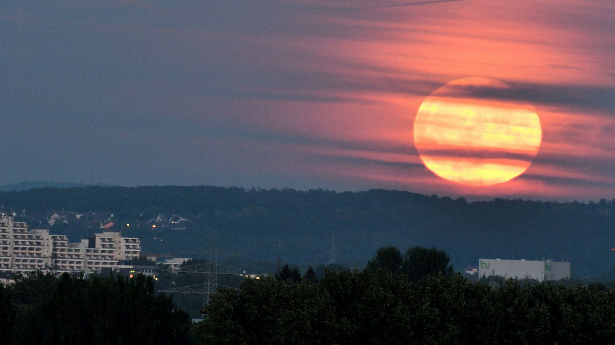 Ein Erdbeermond ist in Nordrhein-Westfalen zu sehen (Archivfoto).