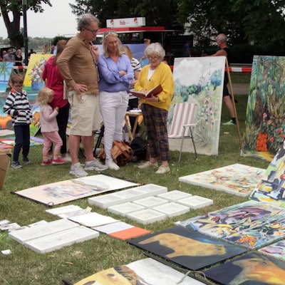 Das Foto zeigt Aussteller bei der Wessinale im Jahr 2023.