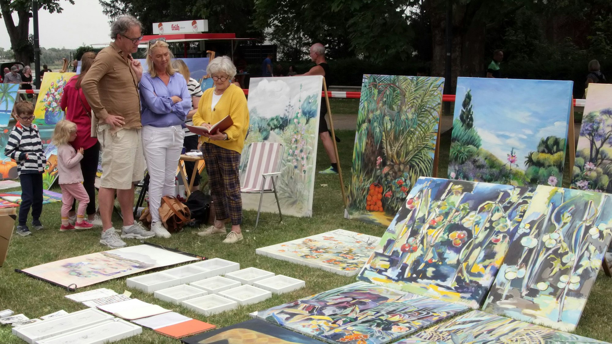 Das Foto zeigt Aussteller bei der Wessinale im Jahr 2023.