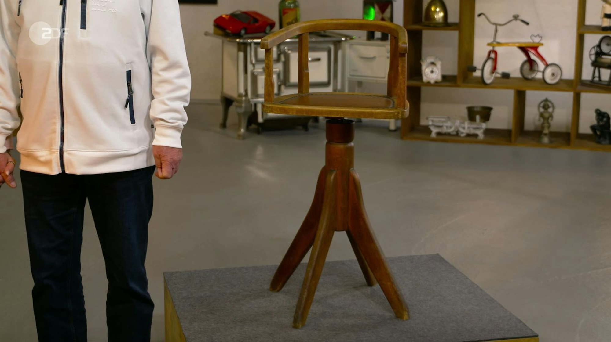 Als weiteres Objekt der Sendung wurde ein Kinder-Friseurstuhl aus Buchenholz von Bianca Berding in den 1940er Jahren datiert. Gewünscht wurden 80 Euro, die Expertin taxierte sogar auf 100 bis 200 Euro, denn „der Stuhl passt auch an den Esstisch“. Nach einigen Geboten zahlte Liza Kielon 150 Euro.
(Bild: ZDF)