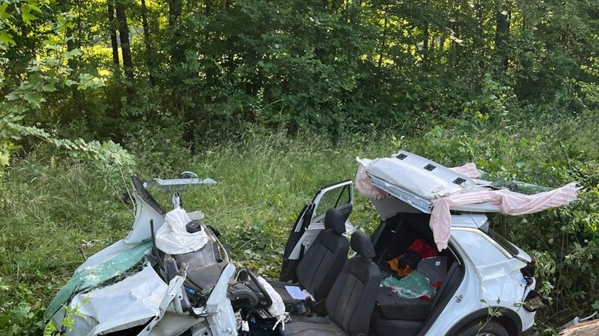 Schwerer Verkehrsunfall auf der L116 zwischen Grevenbroich und Bedburg. Der Fahrer kam von der Fahrbahn ab und kollidierte mit einem Baum.
