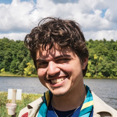 Pfadfinder Guilherme Santos Cysne lächelt in die Kamera.